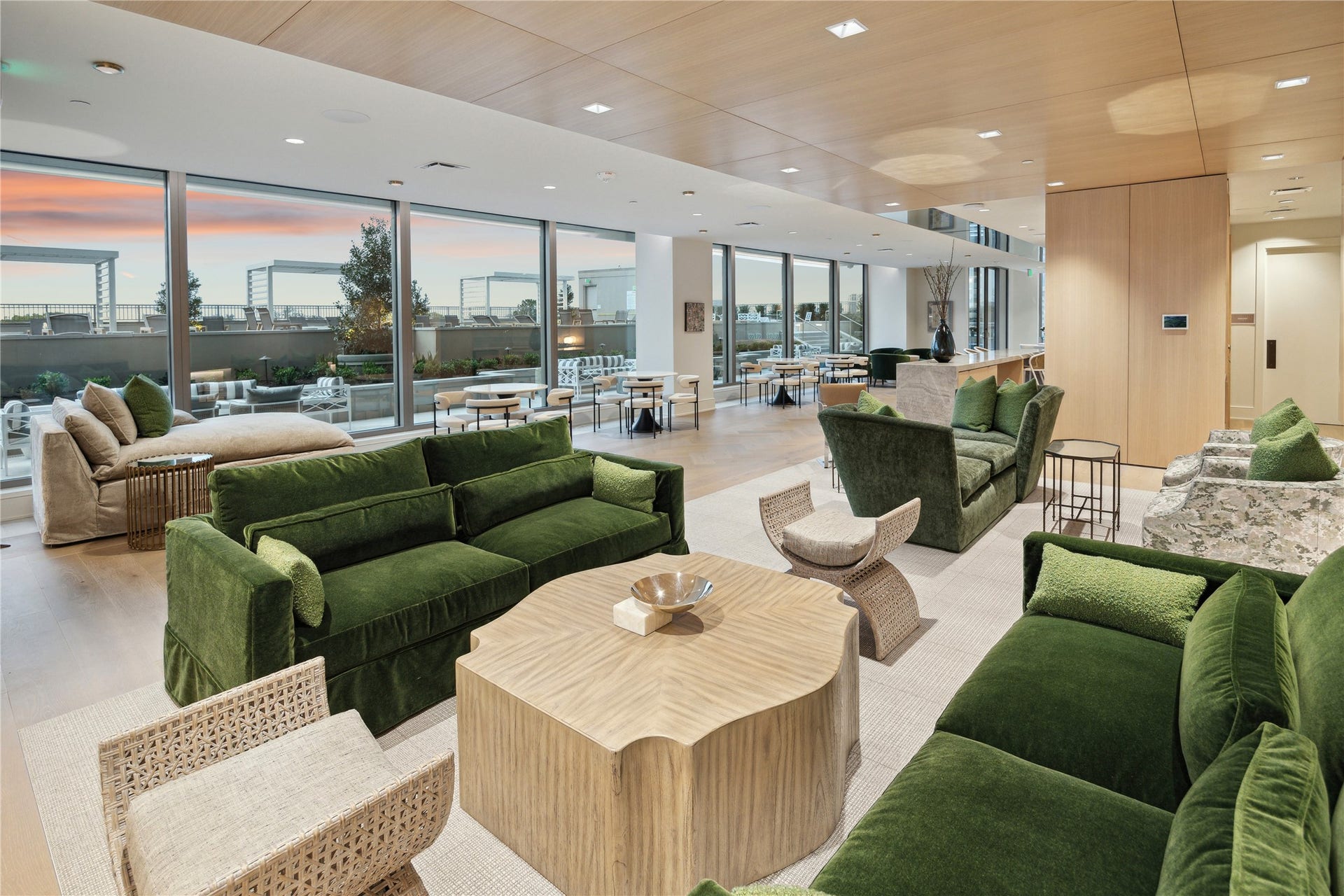5656 San Felipe Street, Unit 701, Houston, TX 77056 AT the lounge you will always have a comfortable space to stretch out, relax or catch up with someone special or your favorite neighbor.