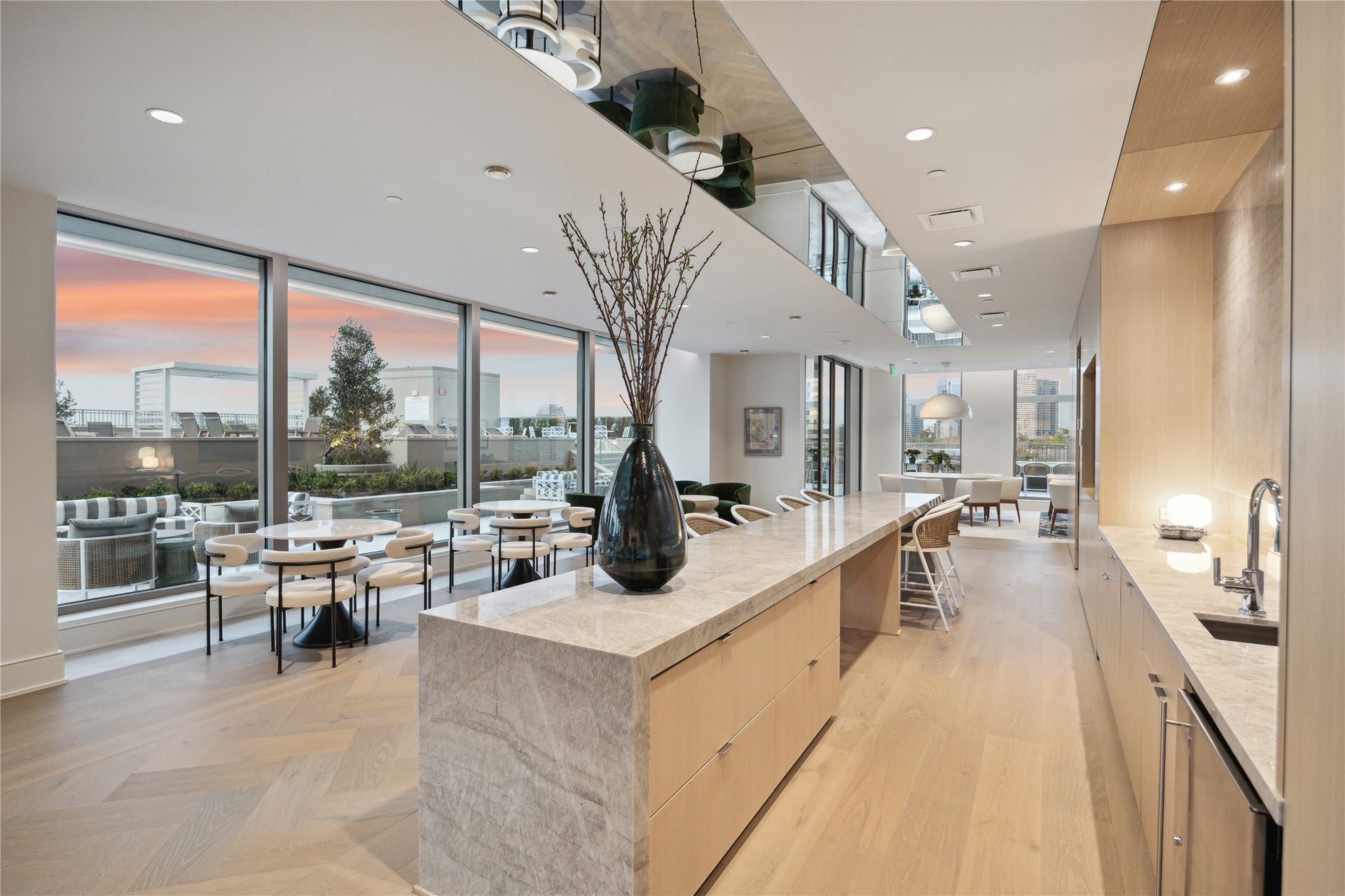 5656 San Felipe Street, Unit 701, Houston, TX 77056 This spacious lounge is designed for effortless entertaining. Equipped with premium center island, coffee bar, a discrete catering kitchen perfect for hosting private gatherings.