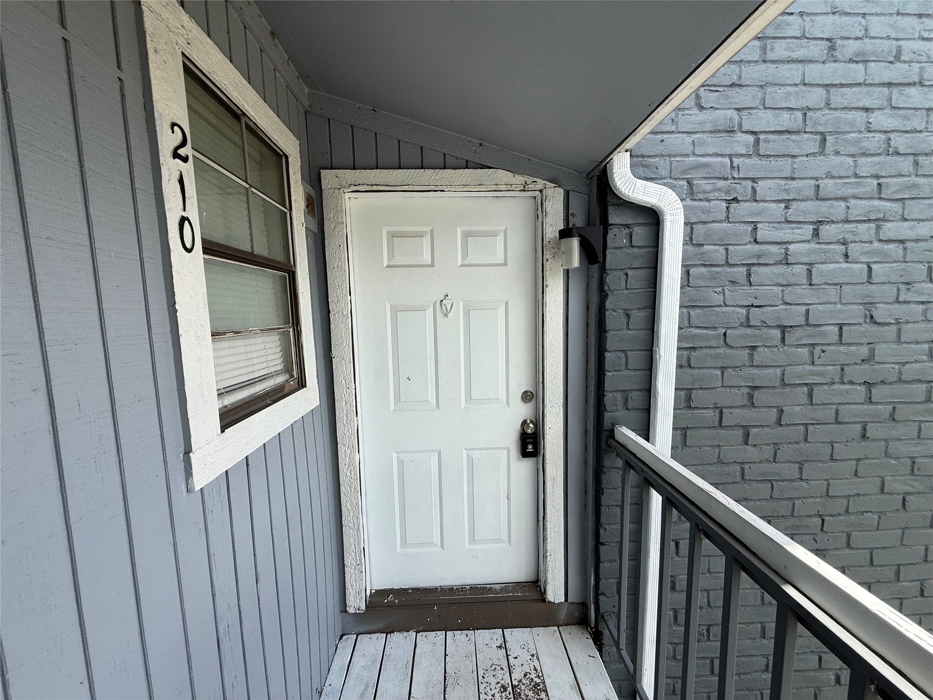 9550 Deering Drive, #210, Houston, TX 77036 Covered entryway