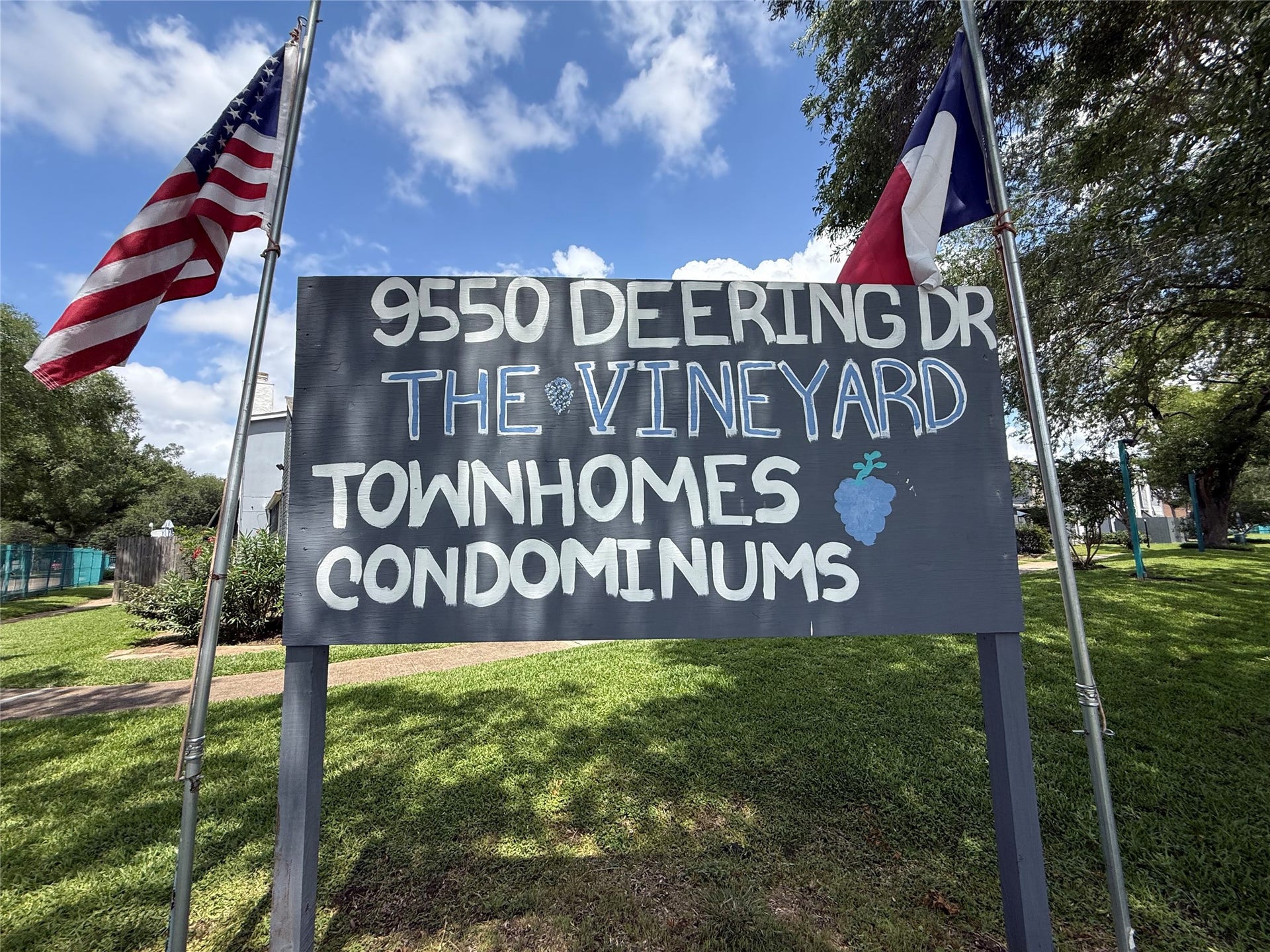 9550 Deering Drive, #210, Houston, TX 77036 Condo is located in the gated complex of The Vineyard Townhomes with convenient access to the Sam Houston Tollway.