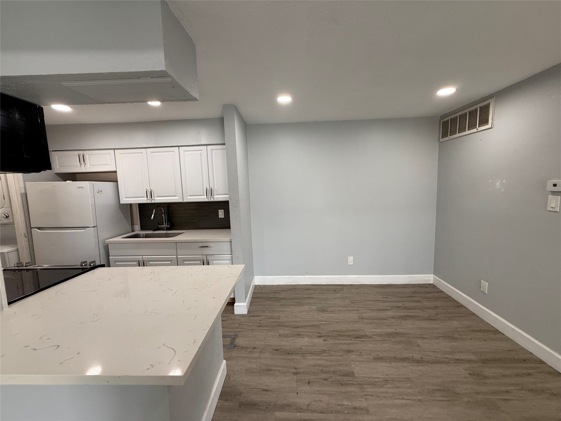 9550 Deering Drive, #210, Houston, TX 77036 This 1 bed/2 bath open concept floor plan features breakfast bar and dining area that can also be used as a home office space.
