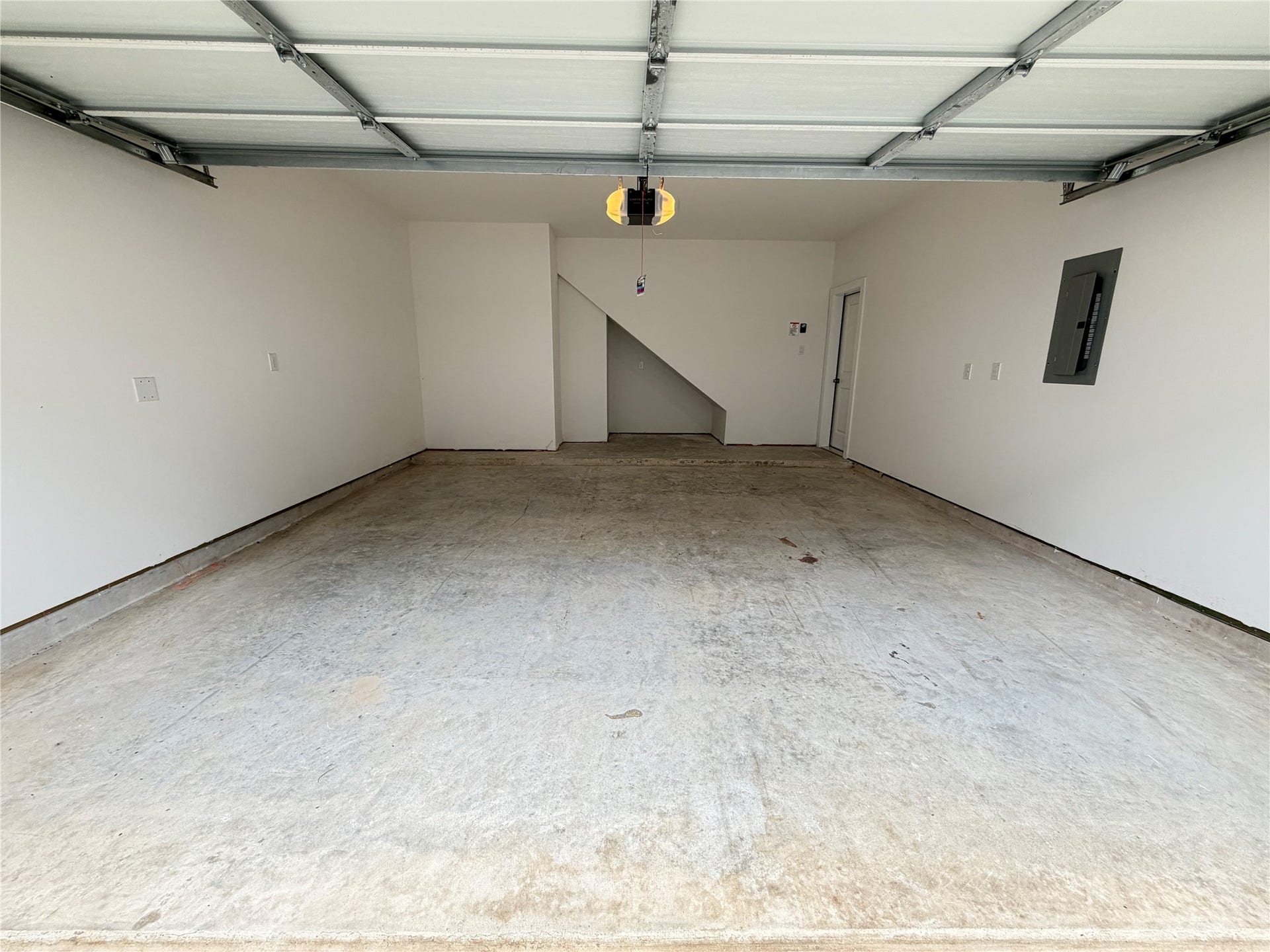 6059 Cebra St, Houston, TX 77091 Two car garage.