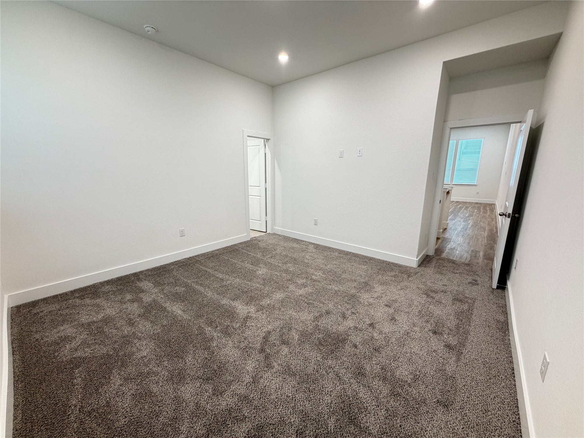 6059 Cebra St, Houston, TX 77091 ... next to the living area.