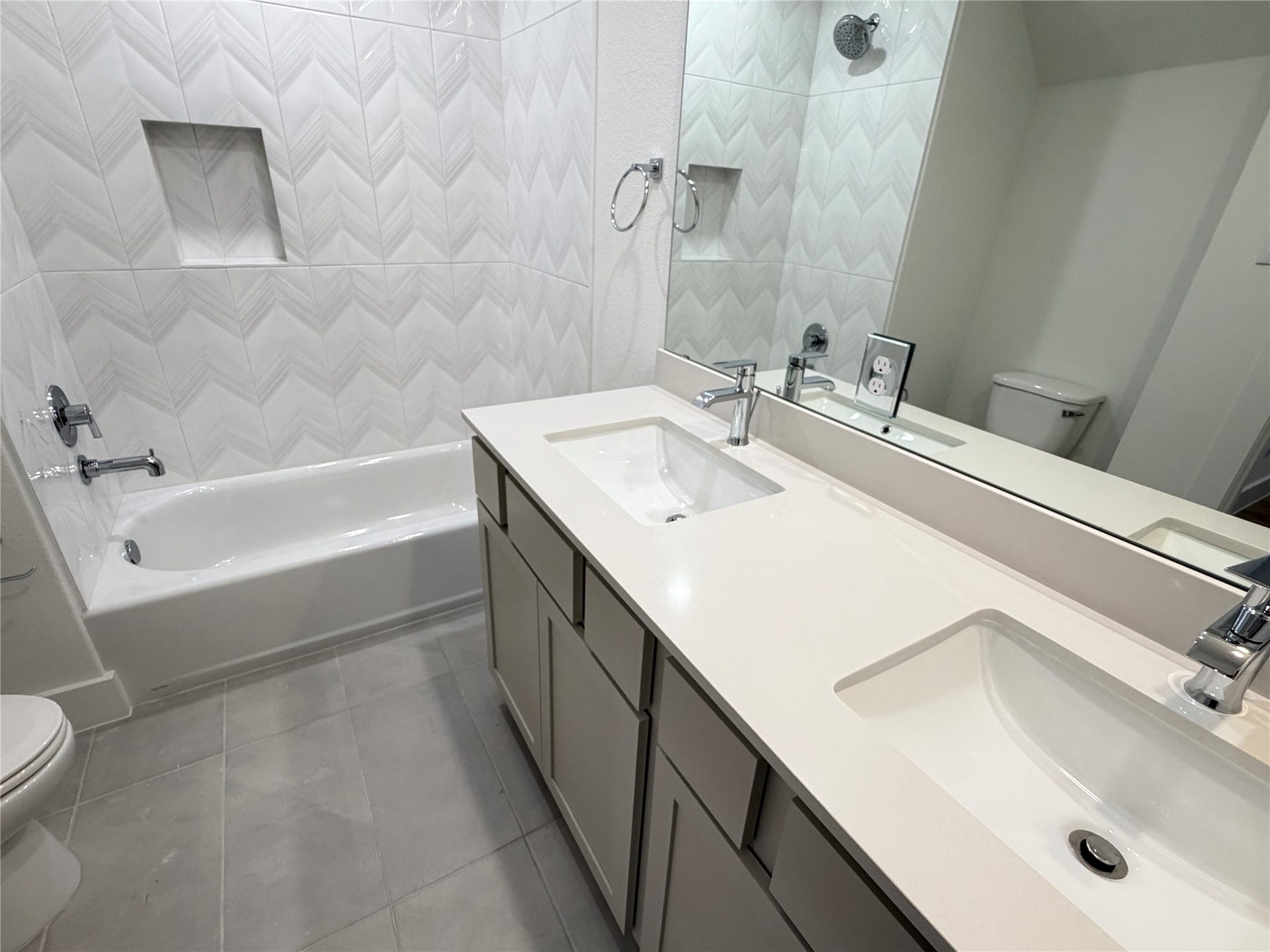 6059 Cebra St, Houston, TX 77091 First floor bath...