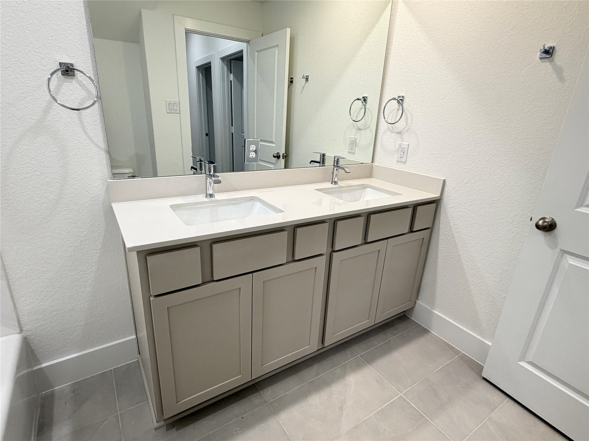 6059 Cebra St, Houston, TX 77091 ... and double sink.