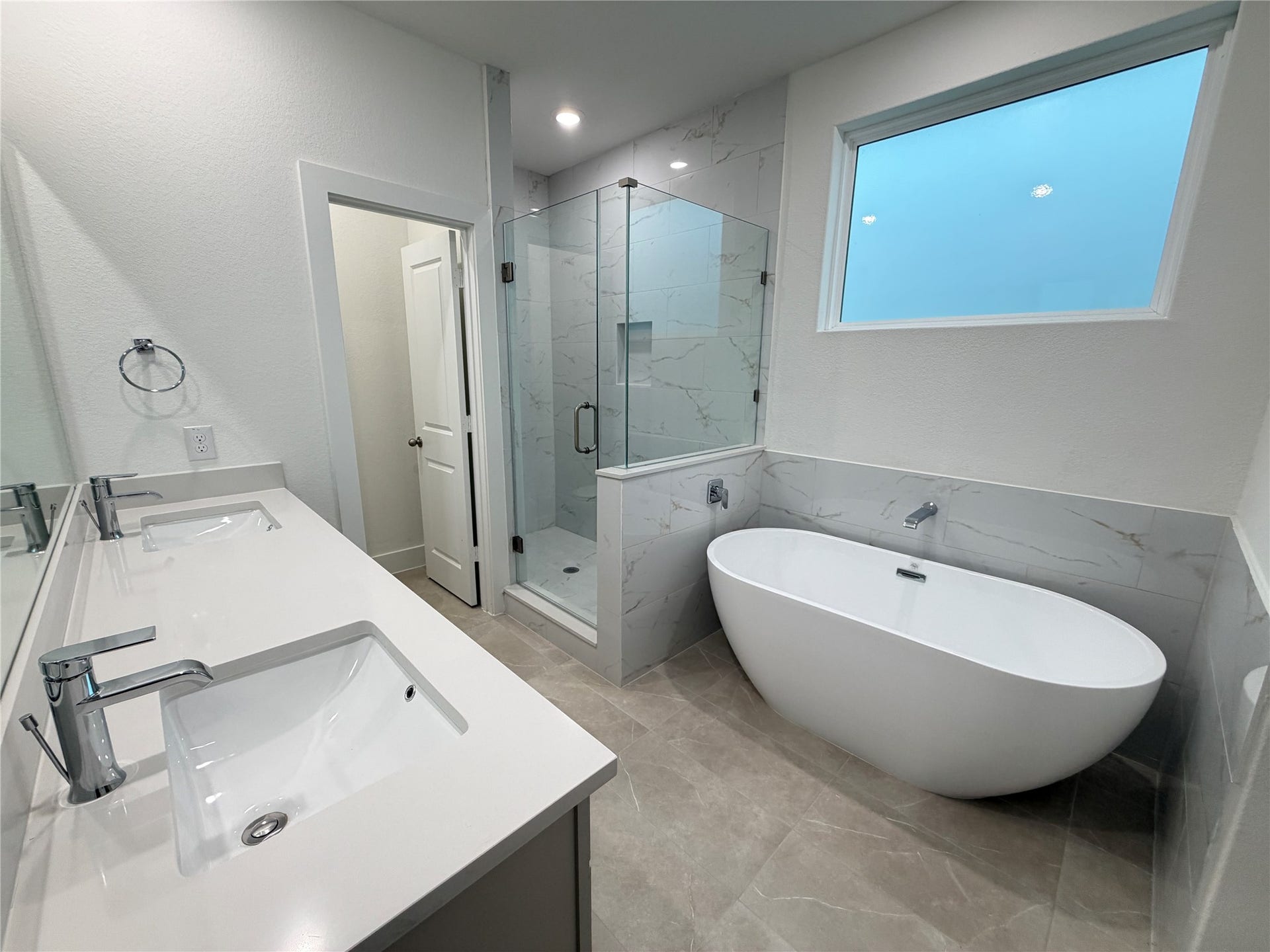 6059 Cebra St, Houston, TX 77091 Beautiful on suit bath...