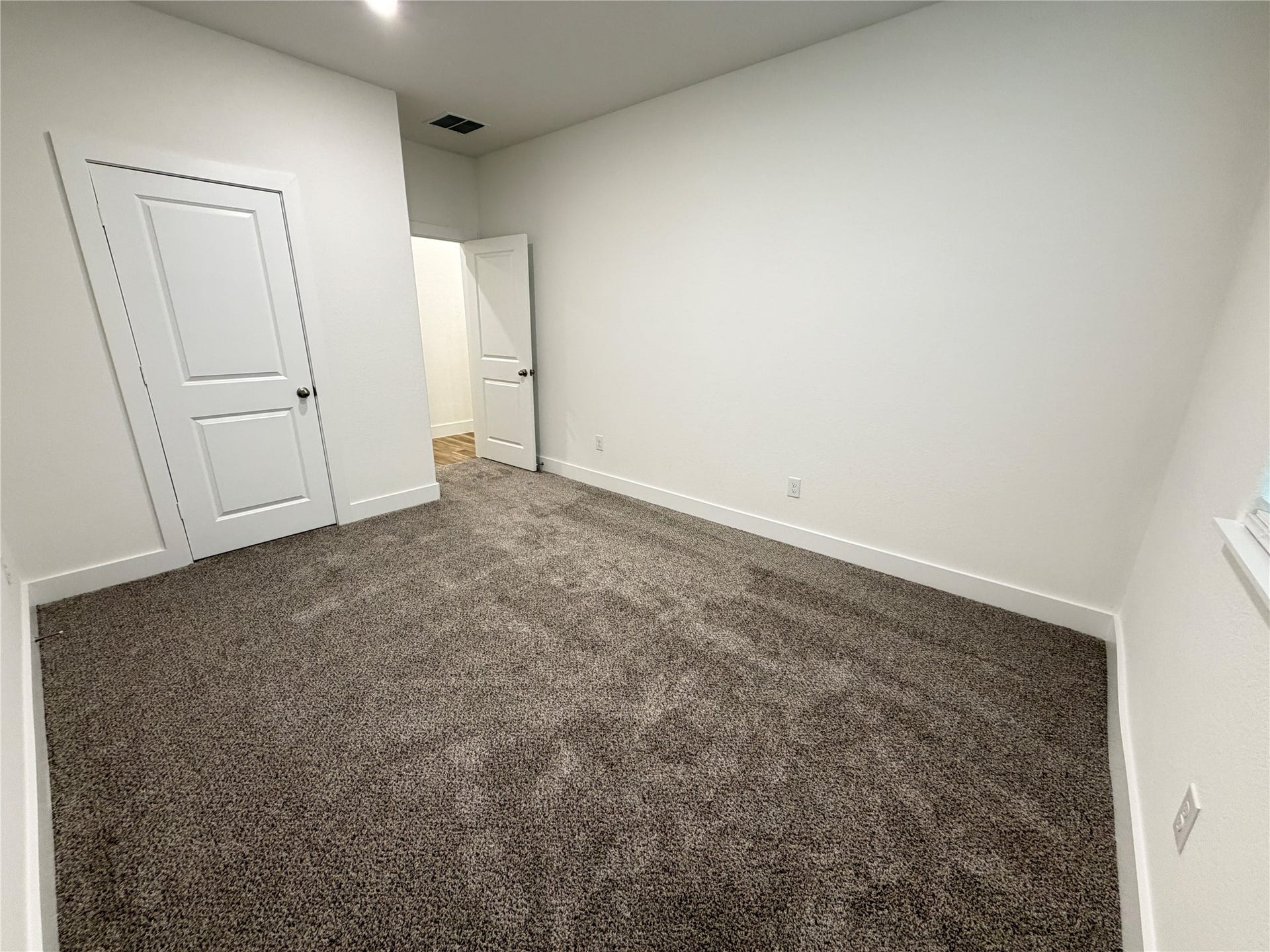 6059 Cebra St, Houston, TX 77091 Guest bedroom on first floor.