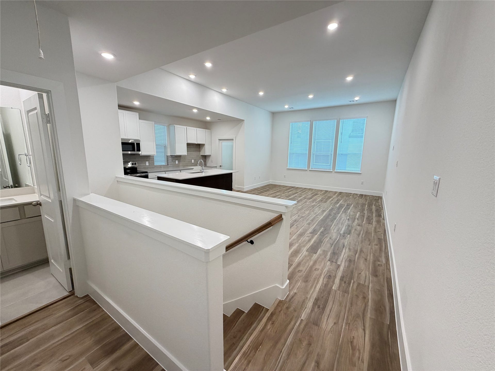 6059 Cebra St, Houston, TX 77091 Second floor living area...