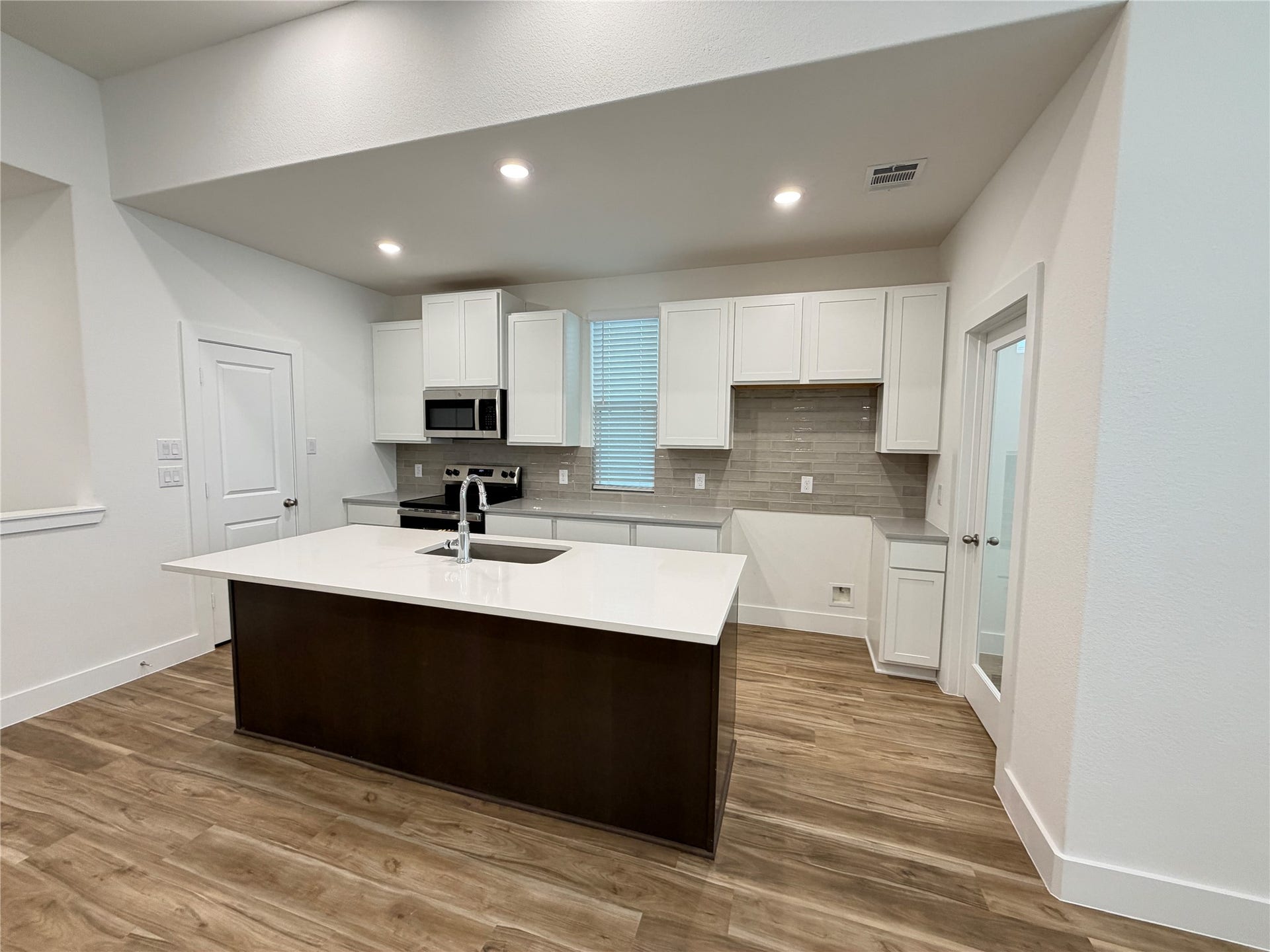 6059 Cebra St, Houston, TX 77091 ... with quartz counter tops...