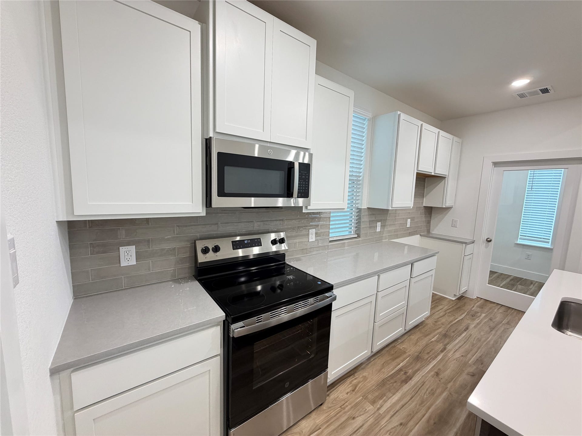 6059 Cebra St, Houston, TX 77091 ... and stainless steel appliances. Refrigerator will be provided.