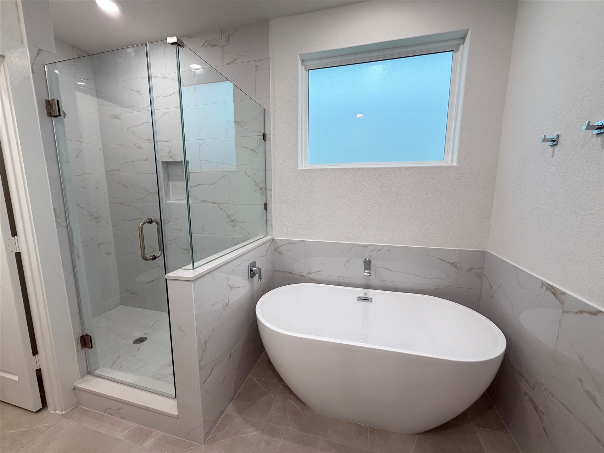 6059 Cebra St, Houston, TX 77091 ... and separate shower and soaking tub.
