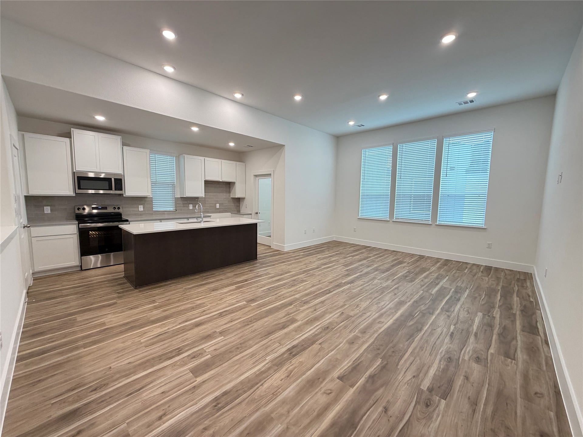 6059 Cebra St, Houston, TX 77091 ...and bright open concept