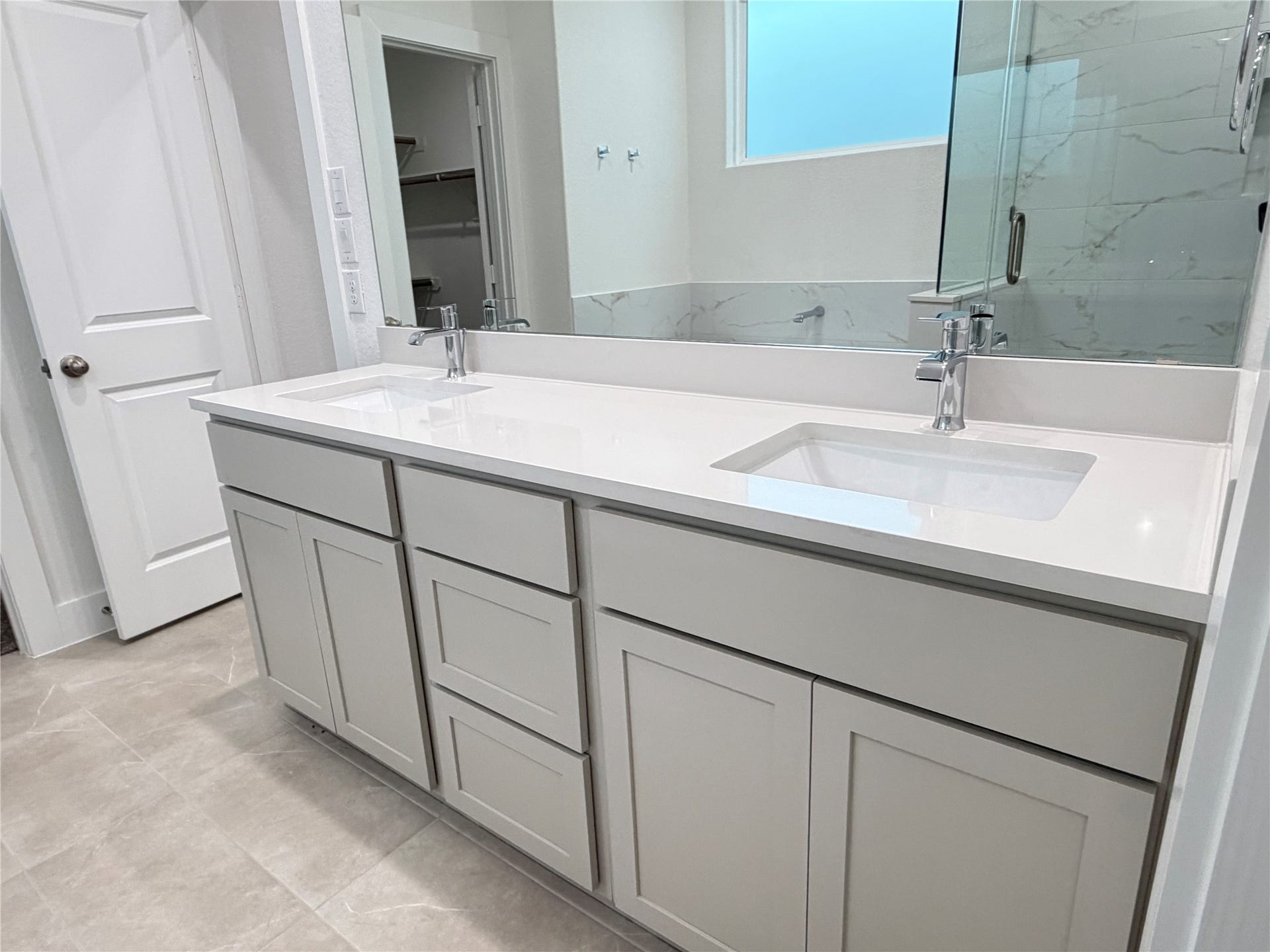 6059 Cebra St, Houston, TX 77091 ... with double sink...