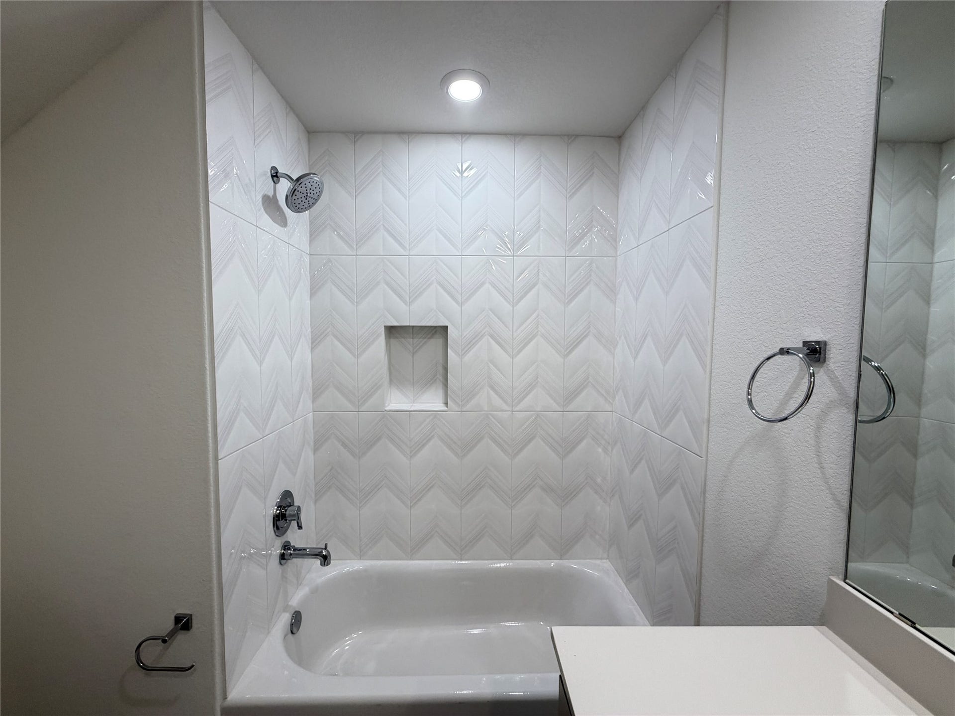 6059 Cebra St, Houston, TX 77091 ... with shower/tub combo...
