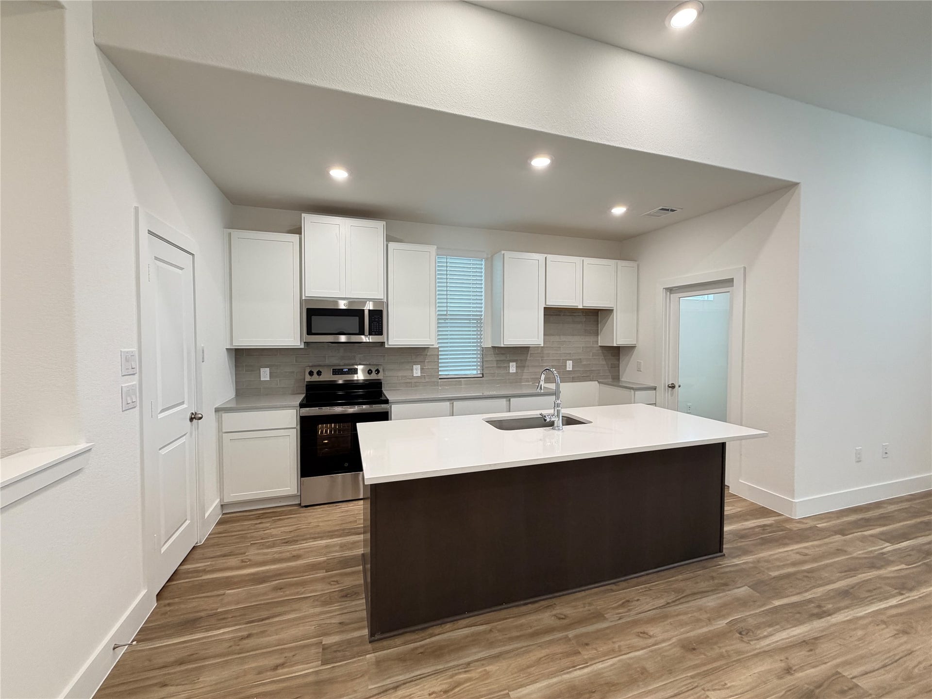 6059 Cebra St, Houston, TX 77091 Modern Kitchen...