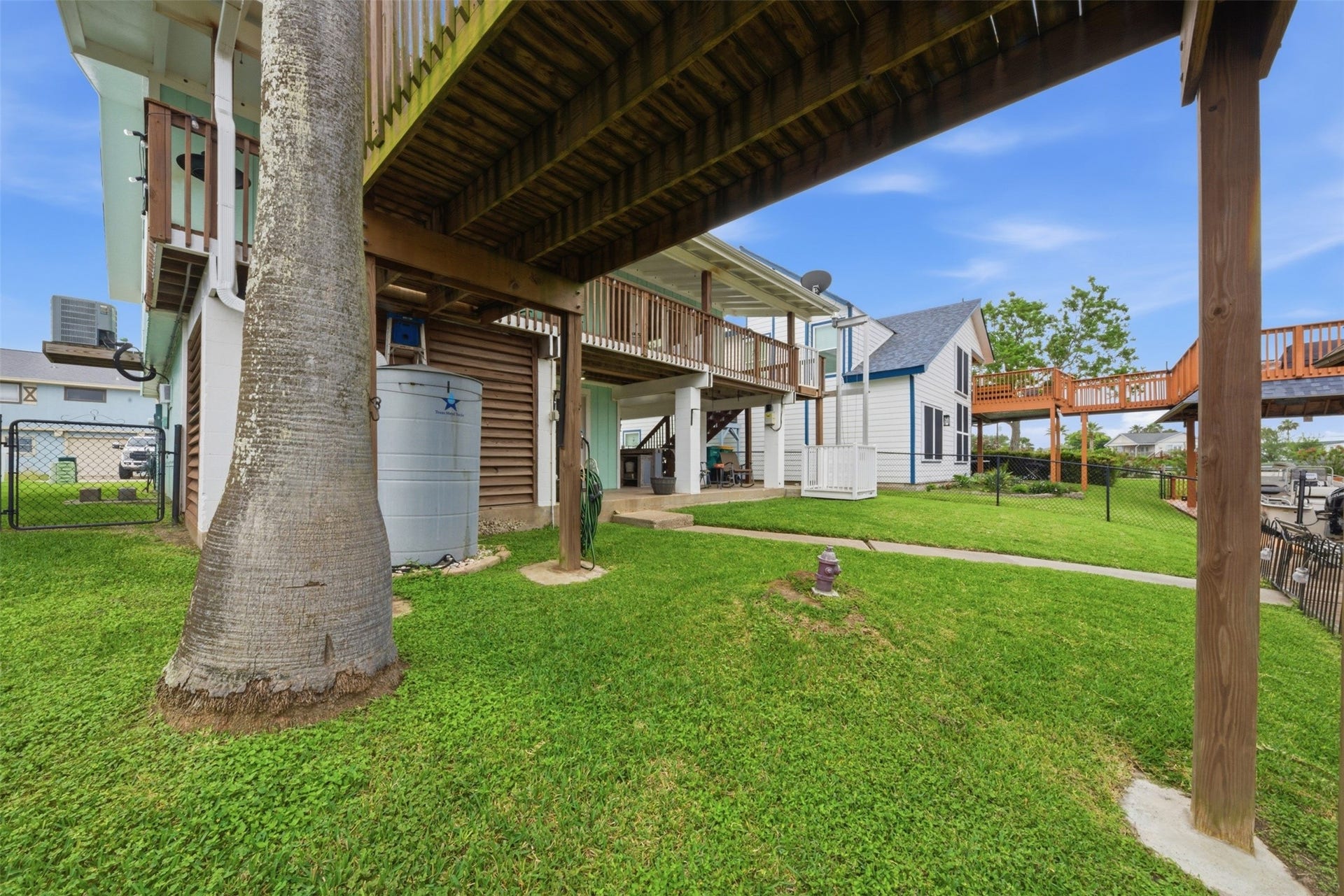 2 S Sandpiper Street, La Marque, TX 77568 Enjoy a rainwater collection station and a fully functional lift so you don't have to worry about carrying those groceries upstairs!