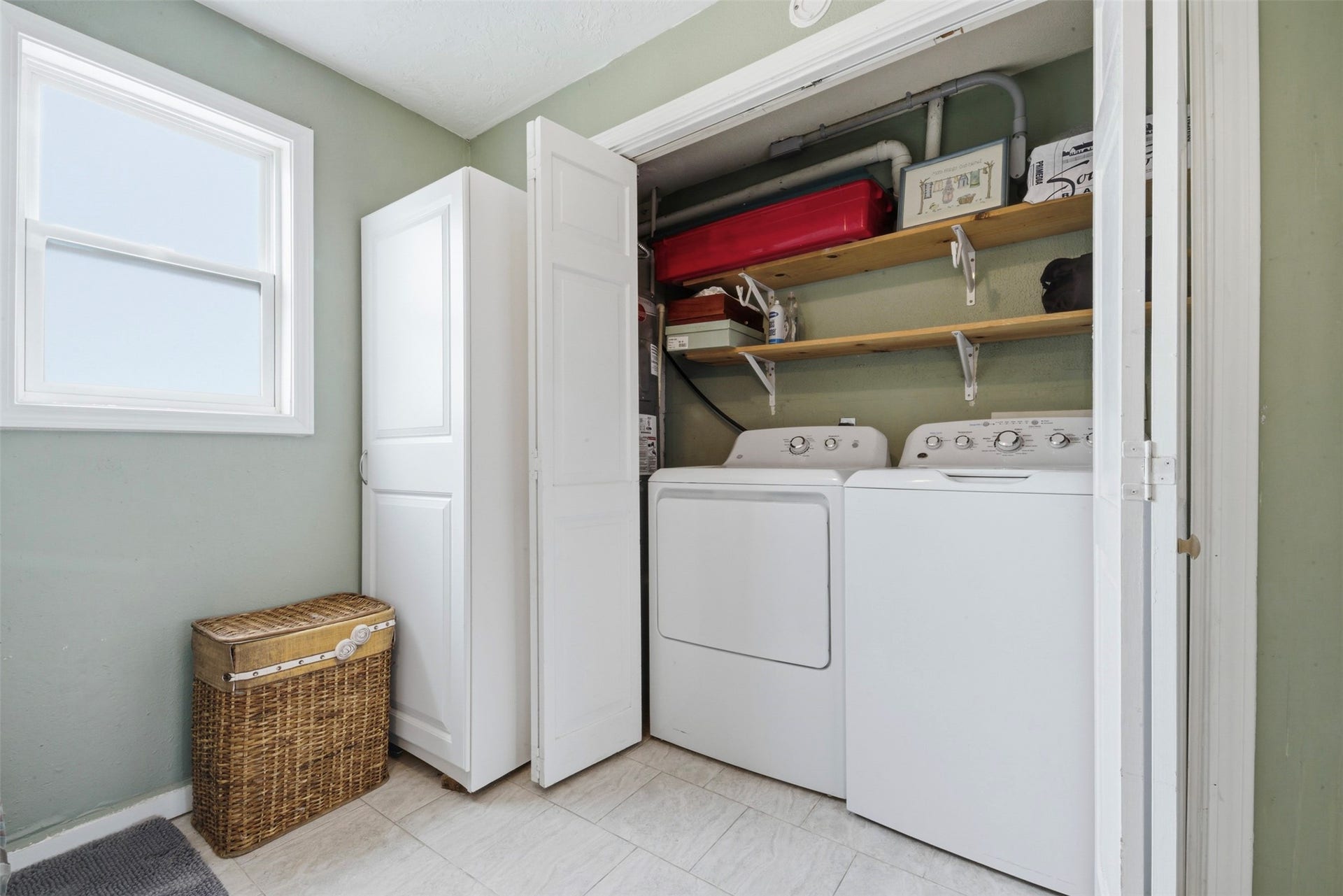 2 S Sandpiper Street, La Marque, TX 77568 Utility Closet