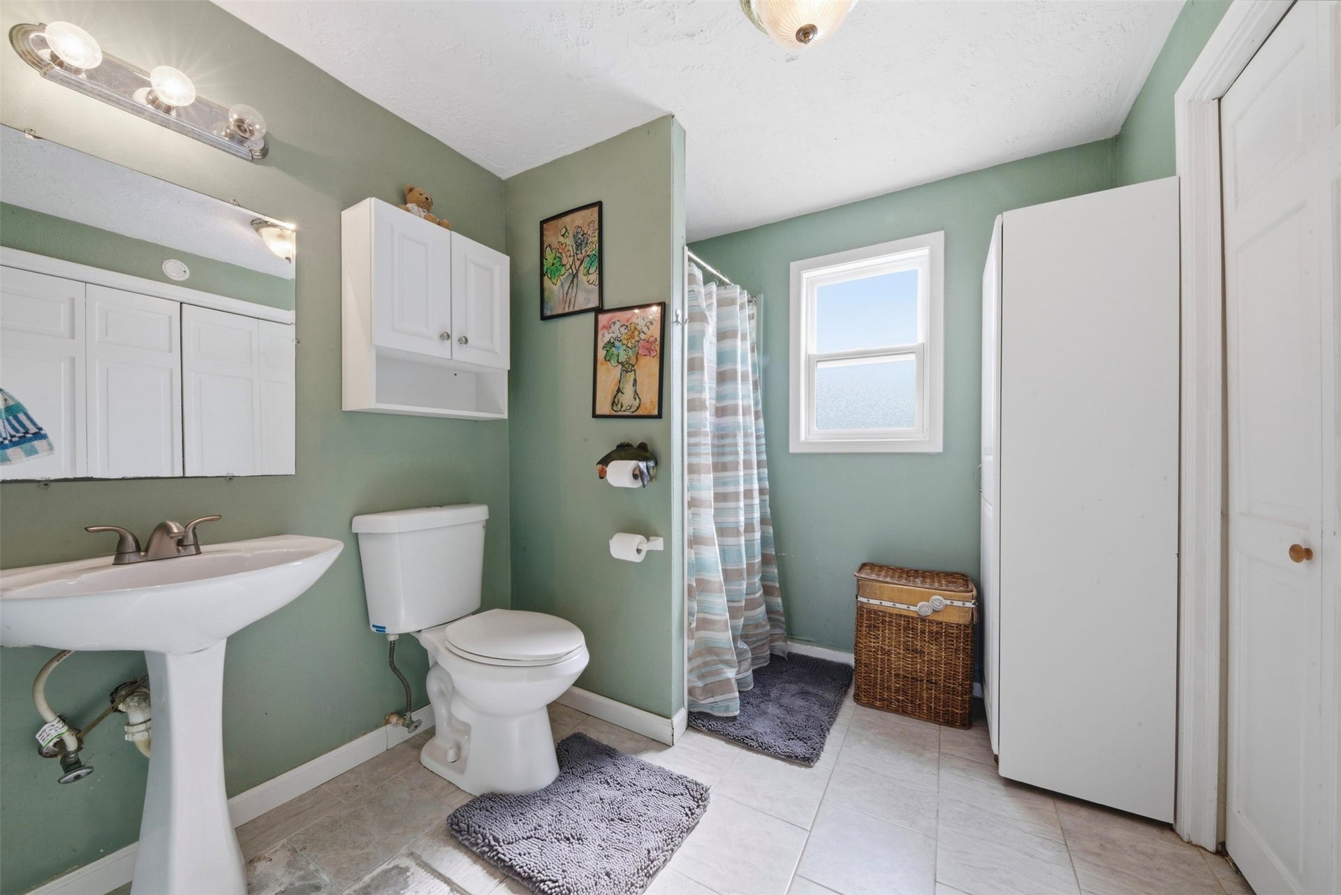 2 S Sandpiper Street, La Marque, TX 77568 1st level bath connected to utility room!