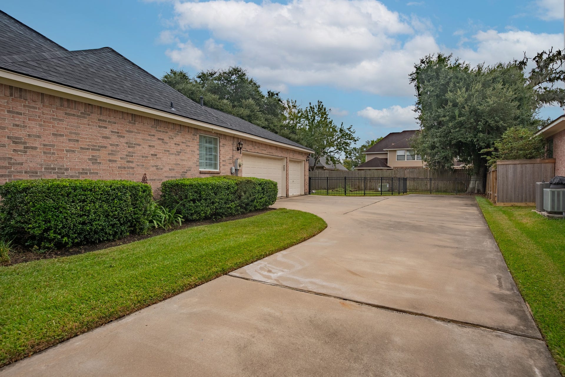 204 Arrowhead Drive, Lake Jackson, TX 77566 204 Arrowhead Drive, Lake Jackson, TX 77566
