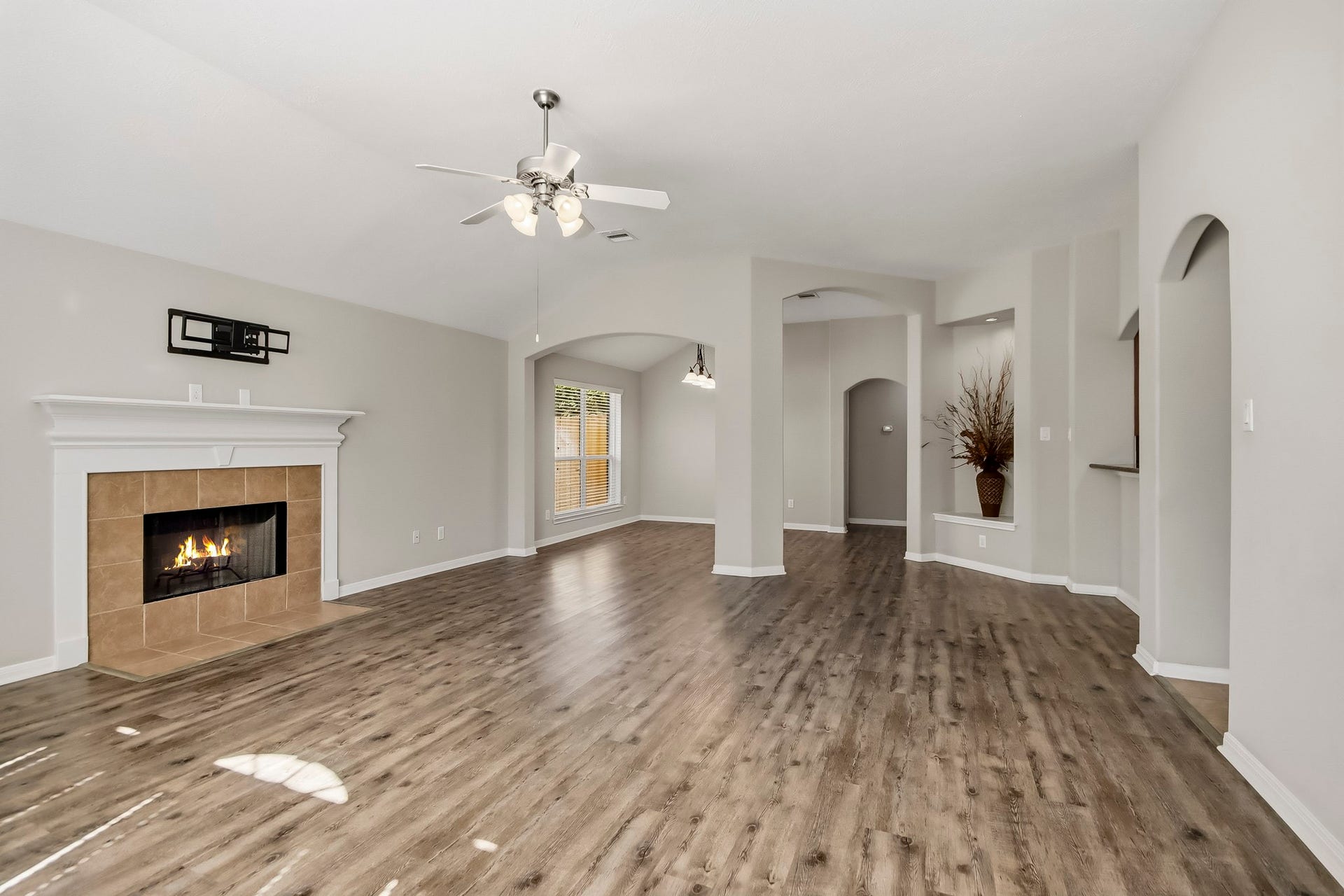 12222 Hawthorne Drive, Montgomery, TX 77356 Expansive & inviting family room opens to the Dining Room and Kitchen