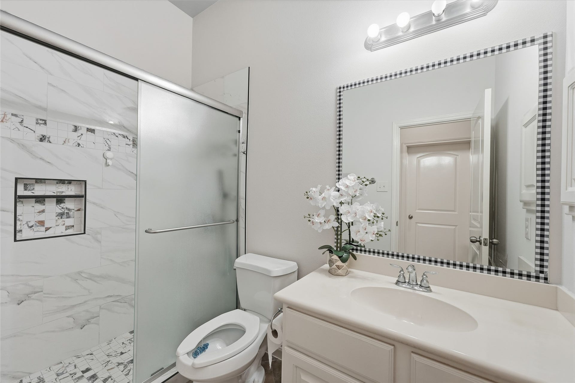 13812 Lakewater Drive, Pearland, TX 77584 All bathrooms were upgraded to standing showers