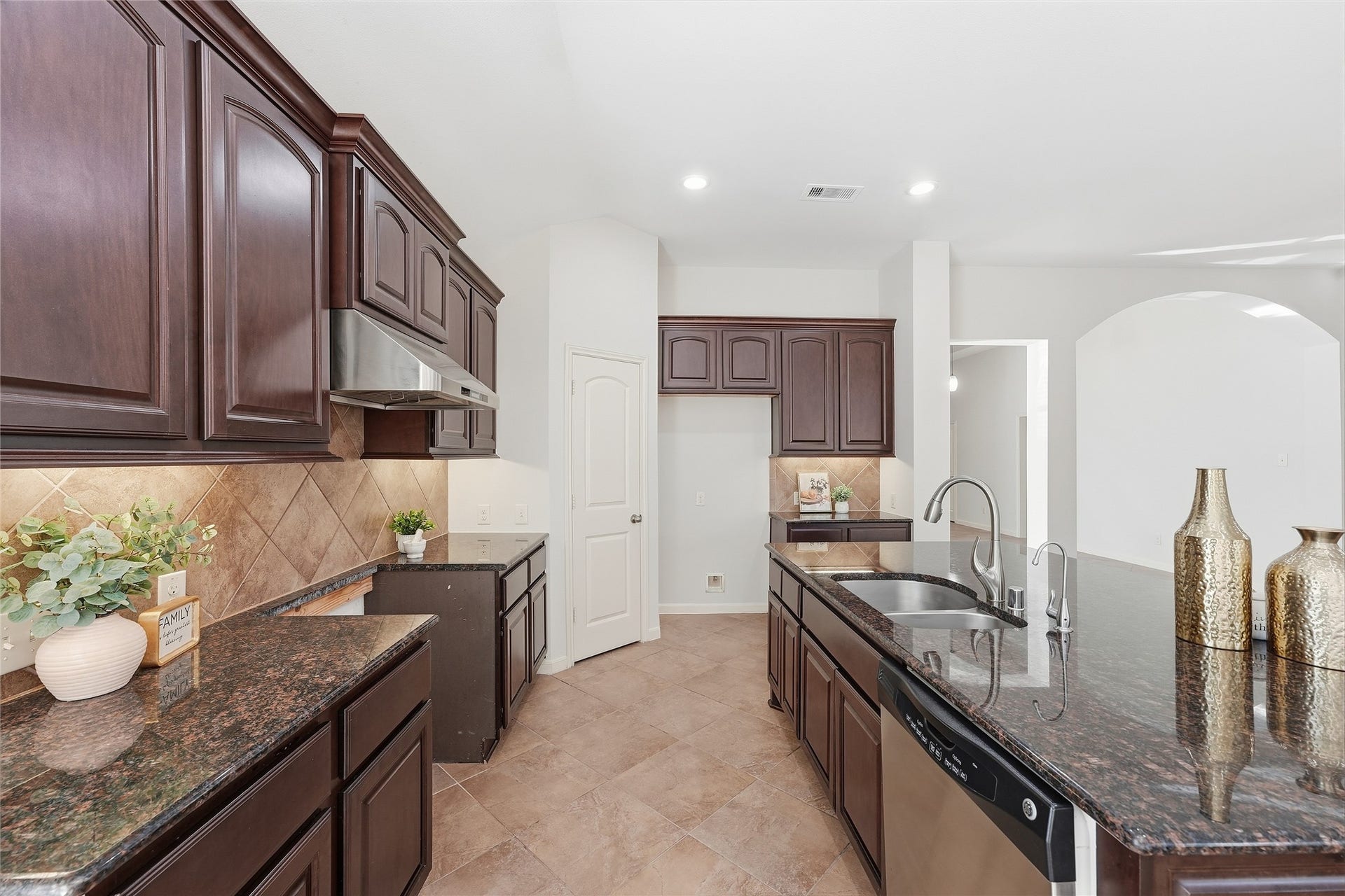 13812 Lakewater Drive, Pearland, TX 77584 Beautiful island kitchen featuring granite countertops, stainless steel appliances, gas cooktop, and abundant cabinetry.