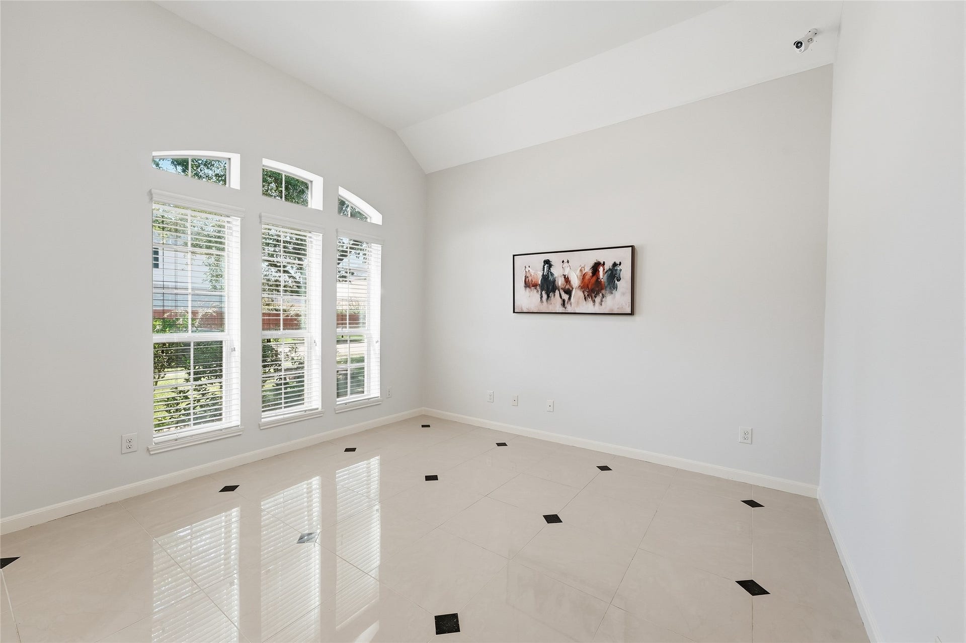 13812 Lakewater Drive, Pearland, TX 77584 Flex Space- Versatile flex space perfect for a play area, reading nook, or additional sitting space.