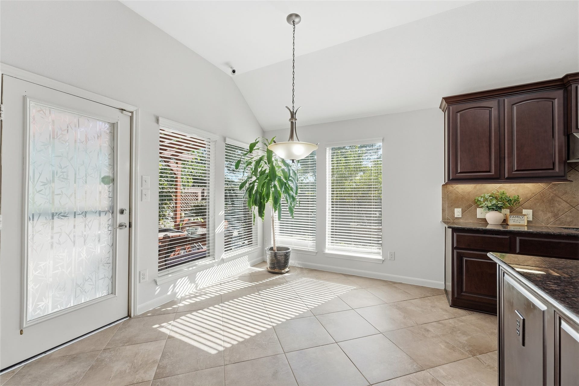 13812 Lakewater Drive, Pearland, TX 77584 Breakfast area overlooking the backyard and patio
