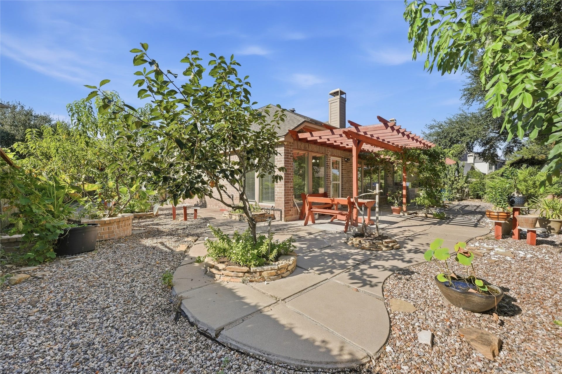 13812 Lakewater Drive, Pearland, TX 77584 Conveniently located near Highway 288 and Beltway 8, with easy access to the Texas Medical Center, Downtown Houston, shopping, and dining