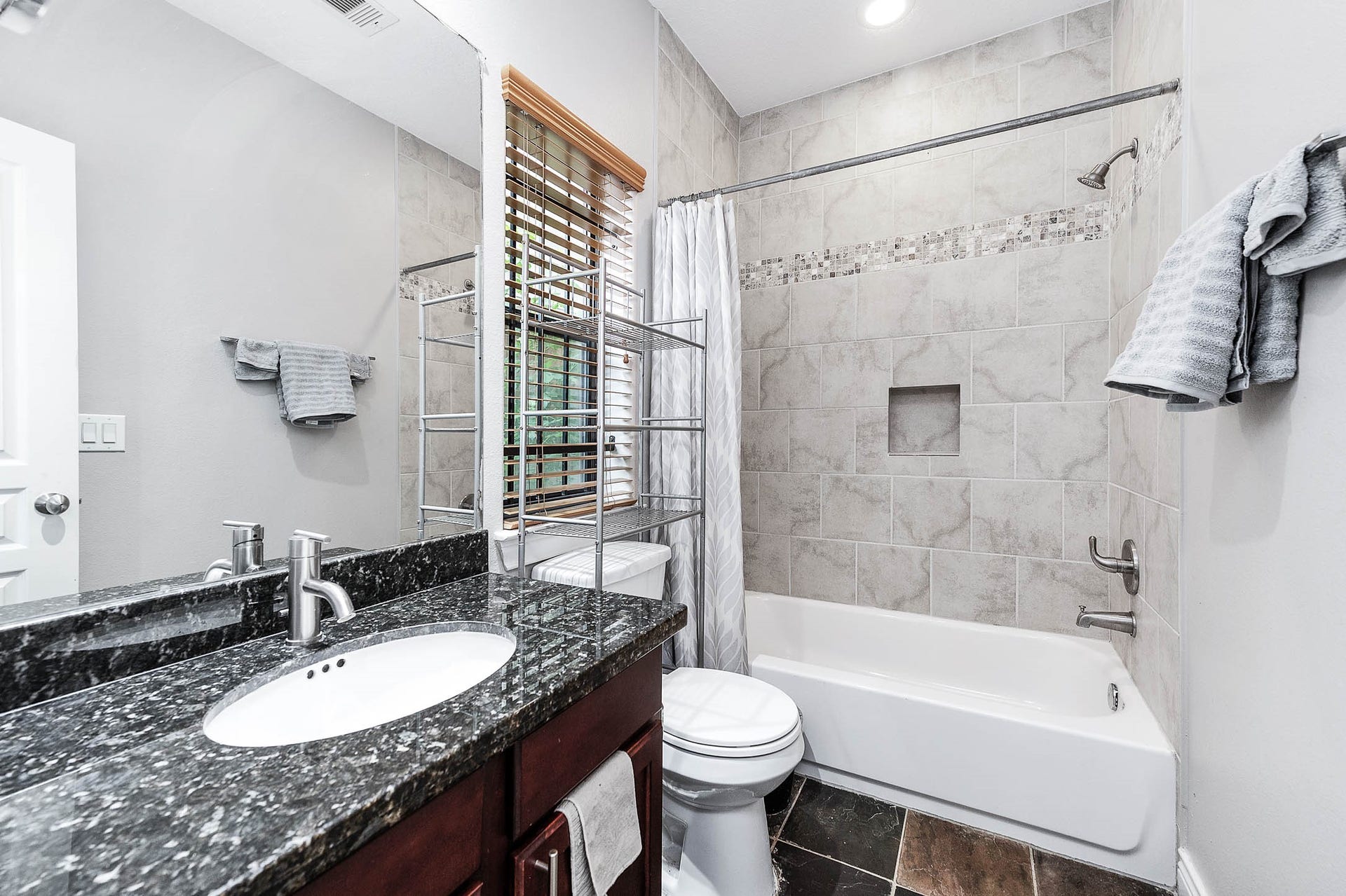 2503 Dallas Street, Houston, TX 77003 1st floor en suite bathroom