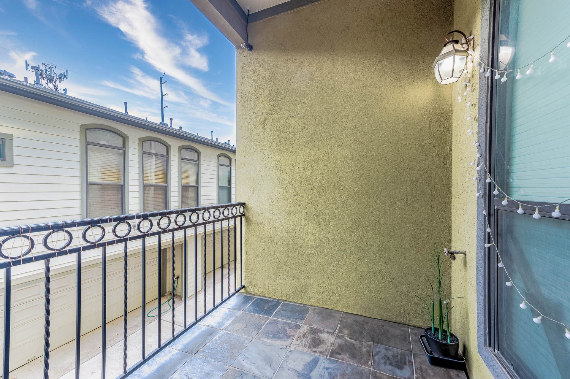 2503 Dallas Street, Houston, TX 77003 second floor balcony