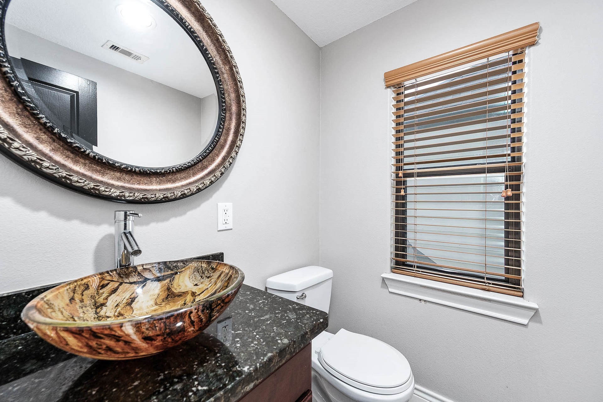 2503 Dallas Street, Houston, TX 77003 guest bathroom