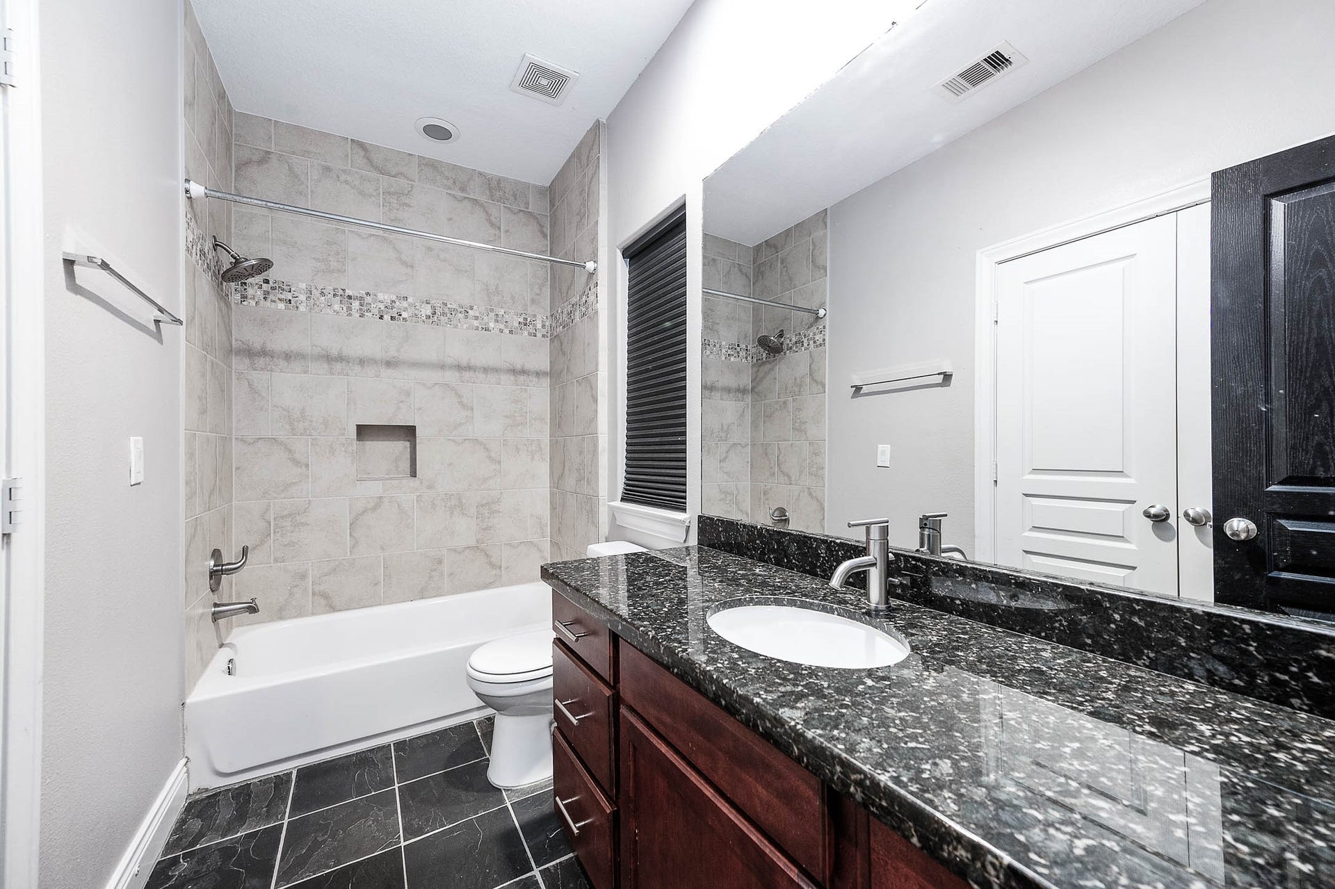 2503 Dallas Street, Houston, TX 77003 secondary en suite bathroom