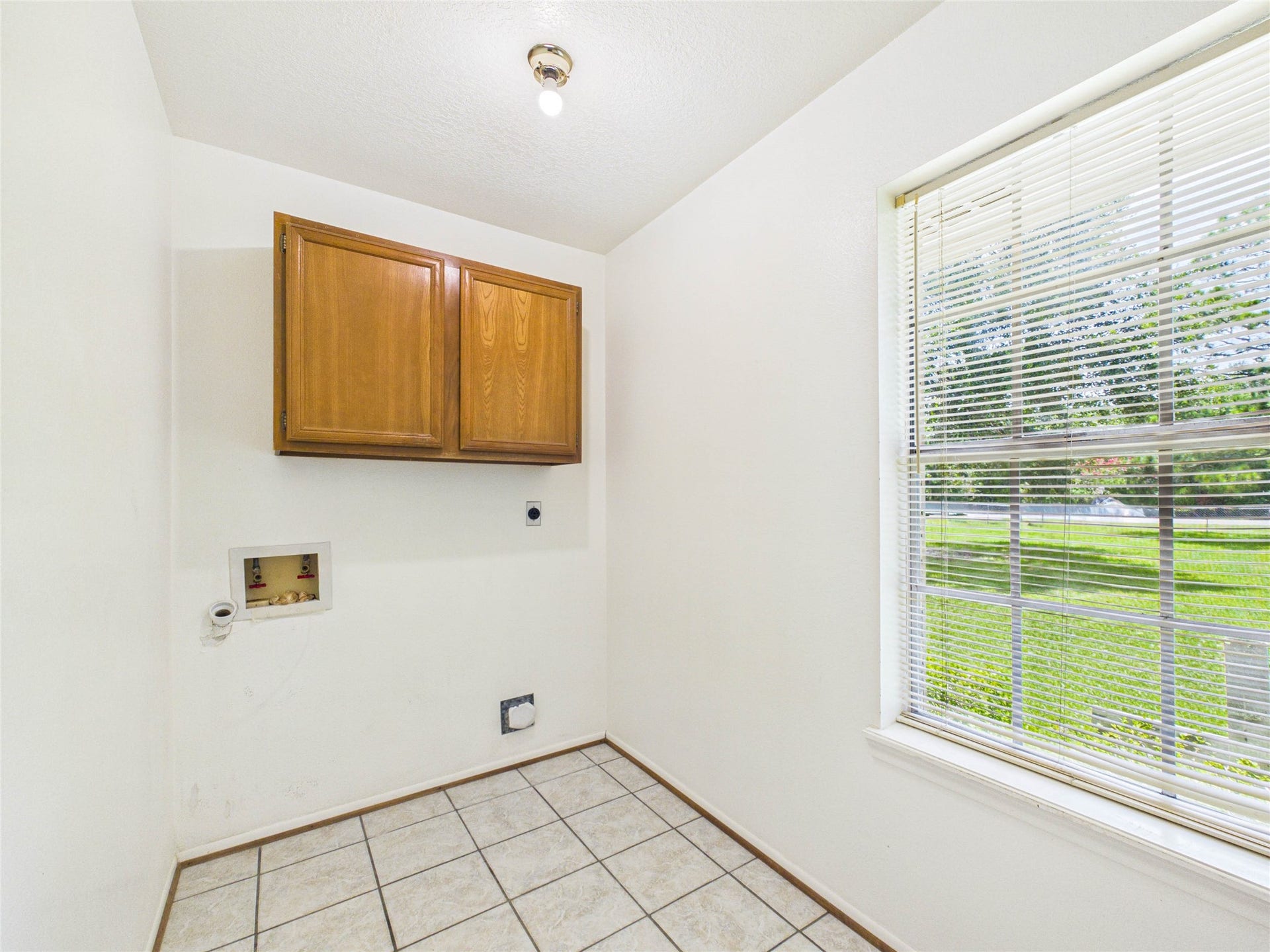 7711 Avenue M, Santa Fe, TX 77510 Great sized laundry room!