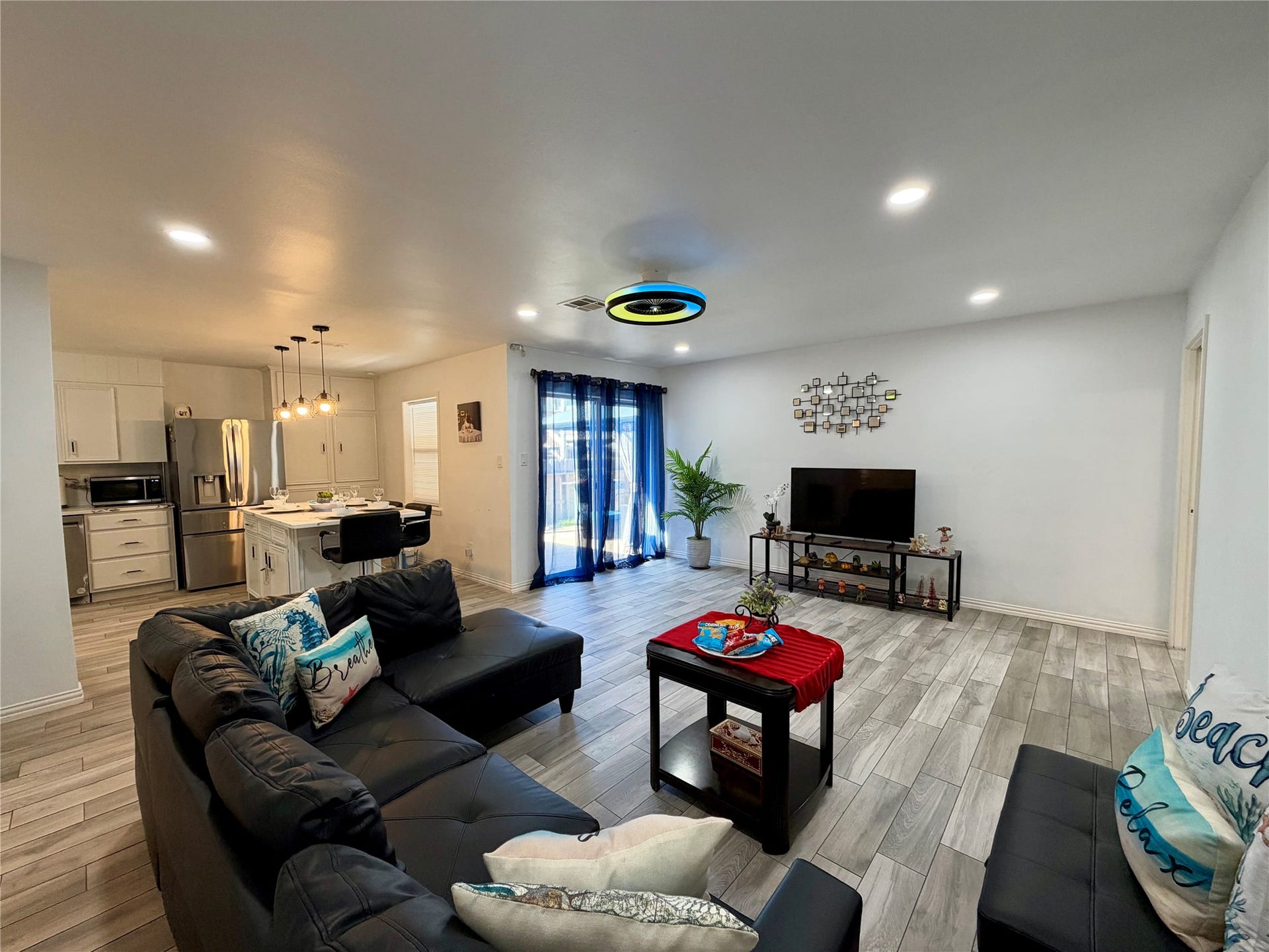 5420 Avenue O, Galveston, TX 77551 Open living space with patio access. Check out the lighted ceiling fan!