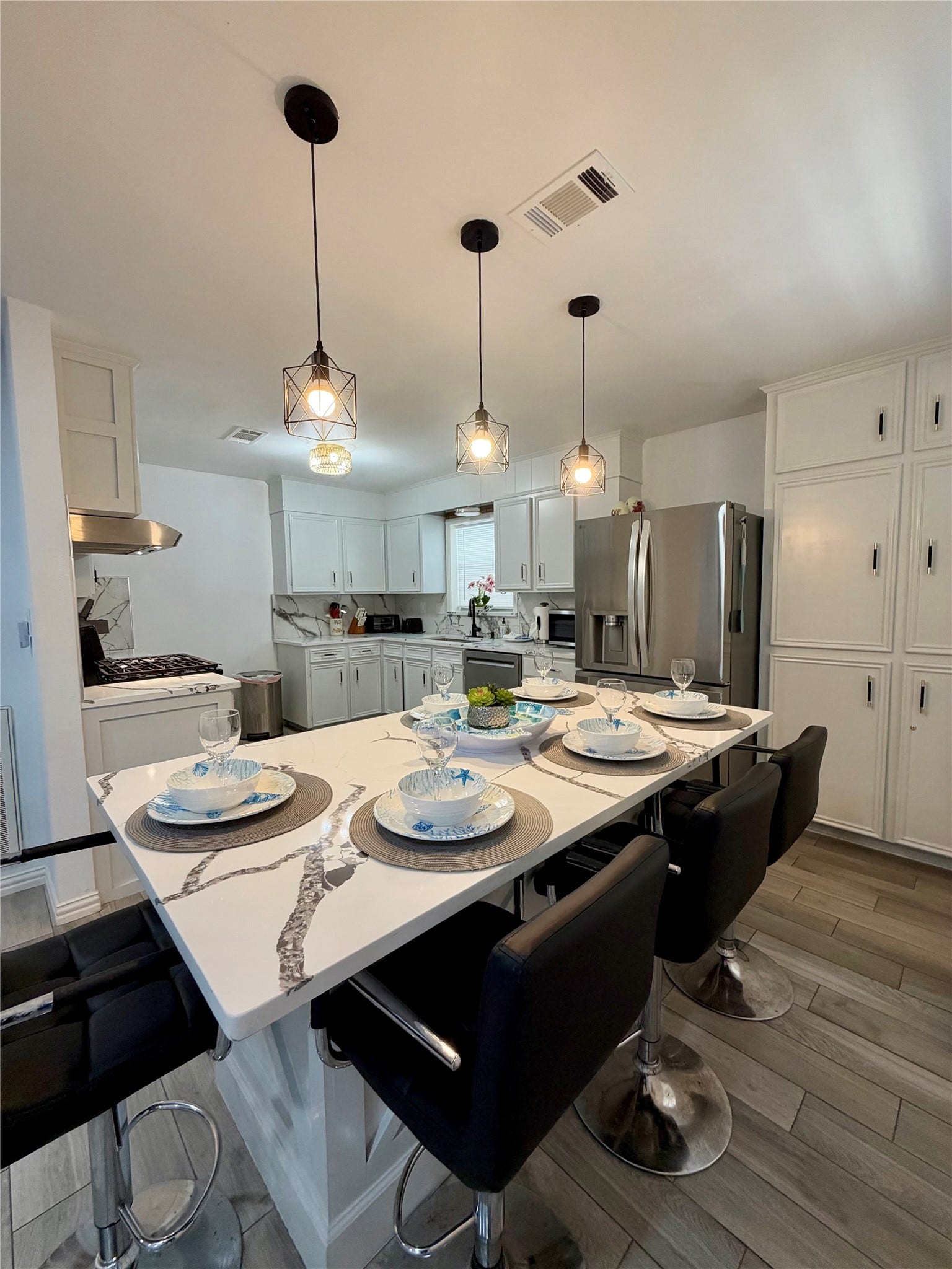 5420 Avenue O, Galveston, TX 77551 Convenient built-in dining, ready for the holidays!
