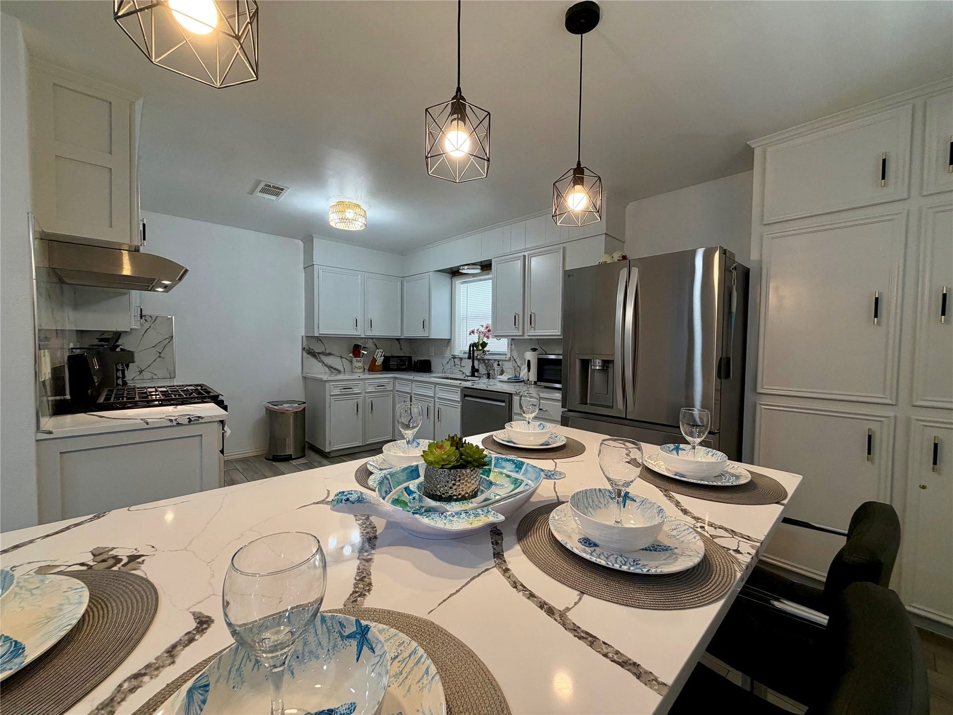 5420 Avenue O, Galveston, TX 77551 Dinner is served! Eat-in kitchen with built in dining area with abundant storage.
