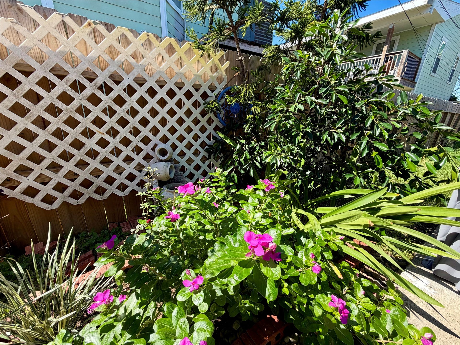 5420 Avenue O, Galveston, TX 77551 So many spaces for your green thumb!