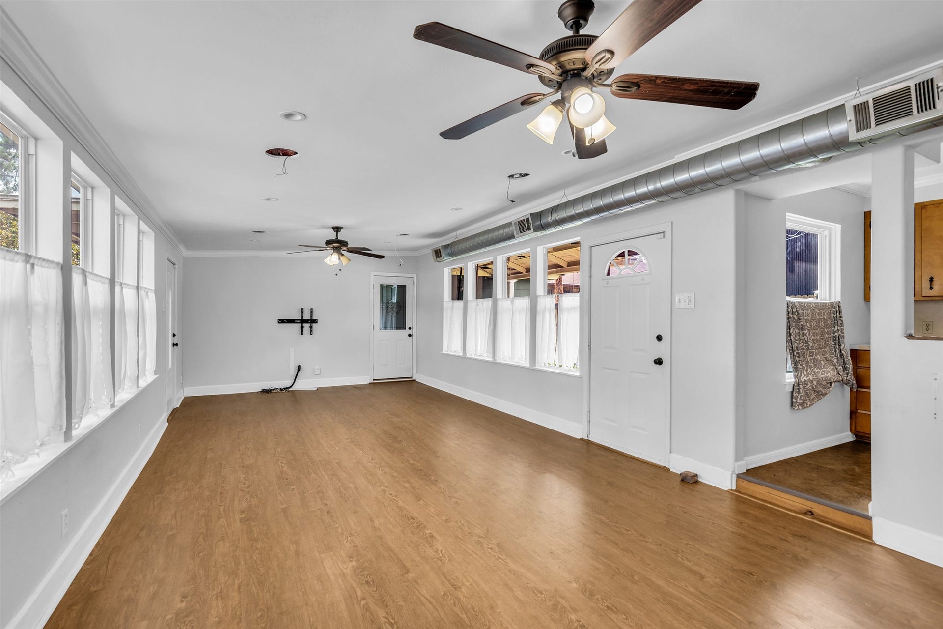 1518 Afton Street, Houston, TX 77055 Walls of windows allow plenty of natural light and exposed ductwork adds an industrial vibe. Windows and doors have been updated