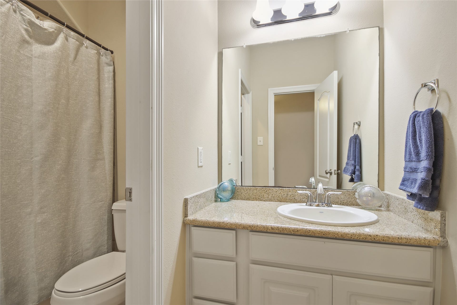27906 Iberville Glen Dr, Katy, TX 77494 Third Restroom located near the game room and next to the third bedroom.