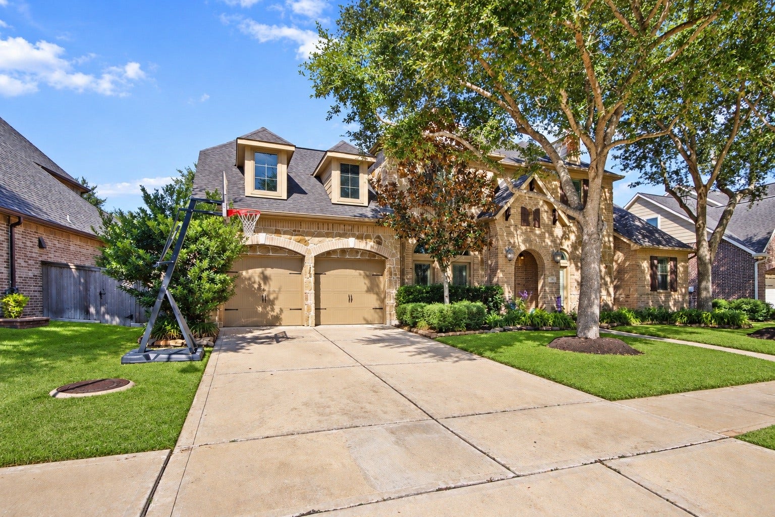 27906 Iberville Glen Dr, Katy, TX 77494 Double garage, double wide driveway, large windows, and a covered welcoming entrance.