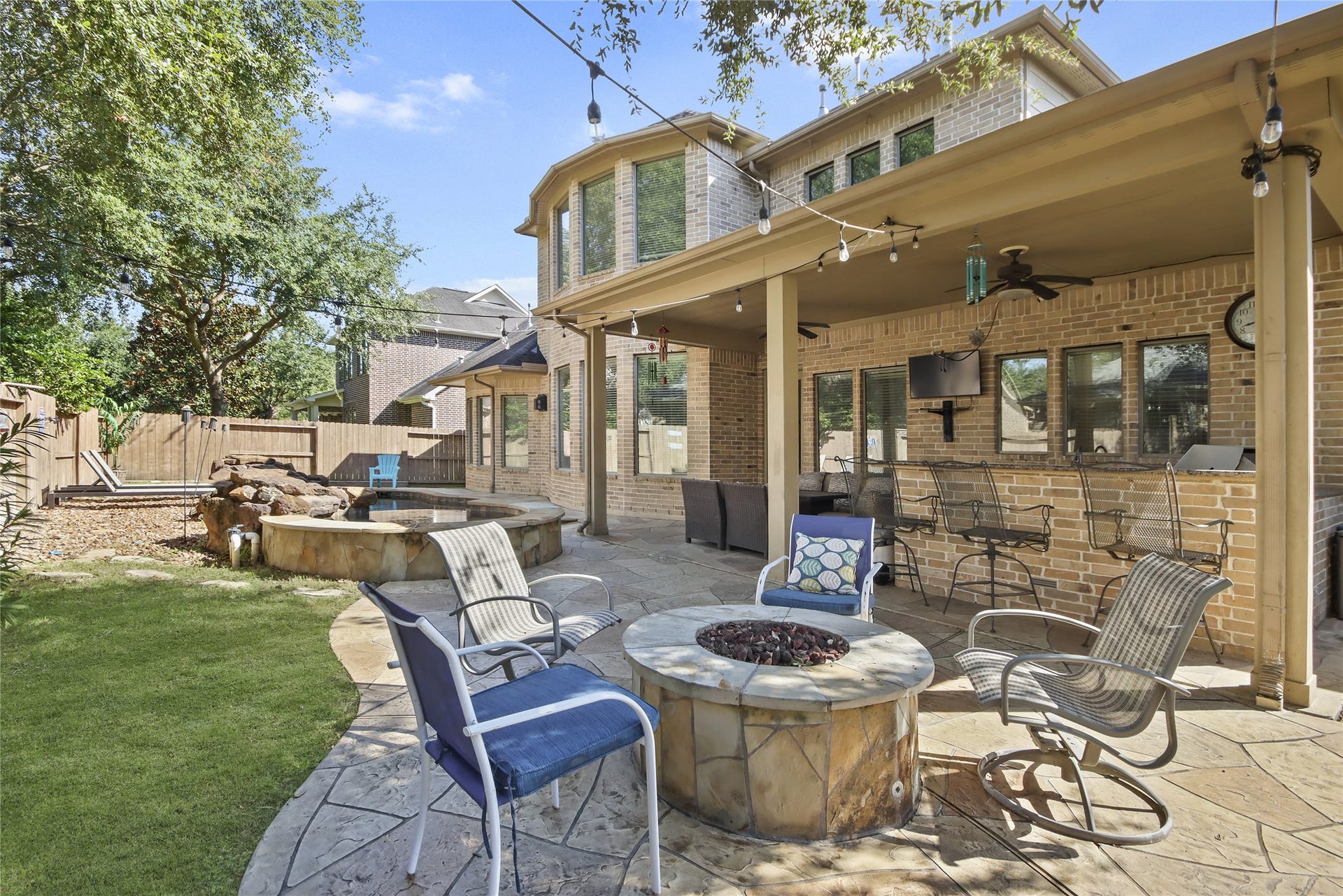 27906 Iberville Glen Dr, Katy, TX 77494 This beautiful stone fire pit creates a perfect outdoor gathering space to relax, entertain guests, and enjoy cozy evenings under the stars.