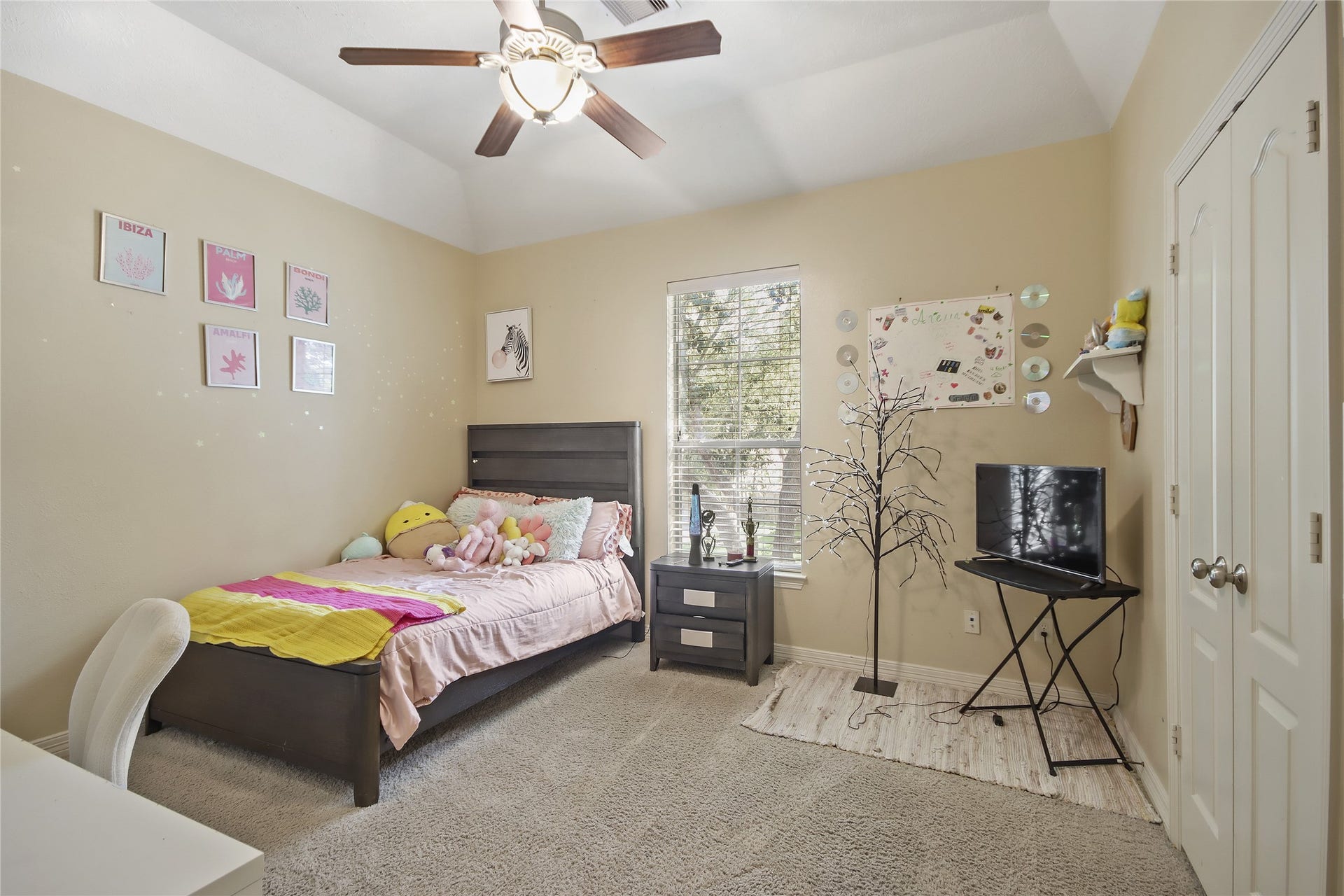 27906 Iberville Glen Dr, Katy, TX 77494 Secondary bedroom located upstairs offers front yard views.