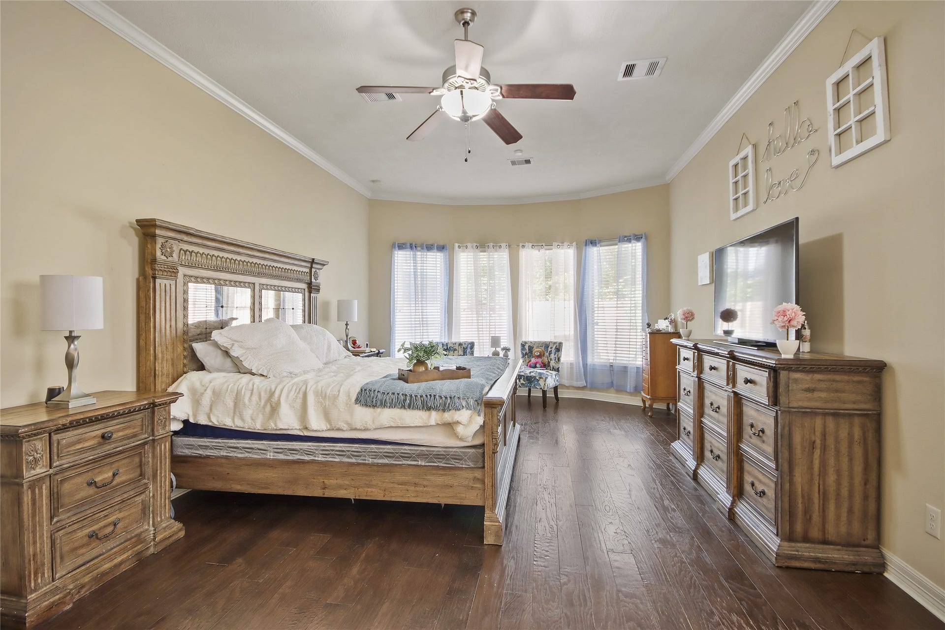 27906 Iberville Glen Dr, Katy, TX 77494 Spacious primary bedroom is located on the first floor. This primary bedroom offers natural lighting from the four large windows.