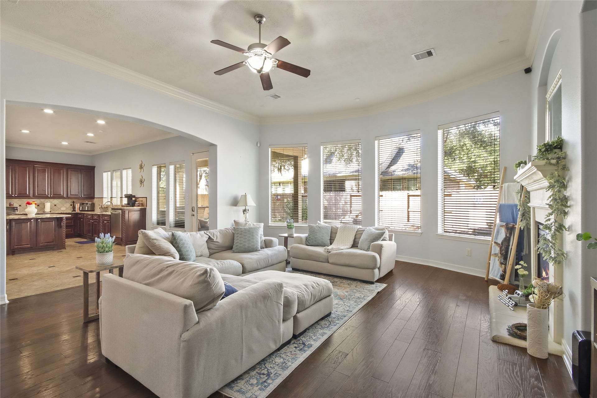 27906 Iberville Glen Dr, Katy, TX 77494 The open layout connects seamlessly to the breakfast/ kitchen area, creating an inviting space for entertainment and relaxation.