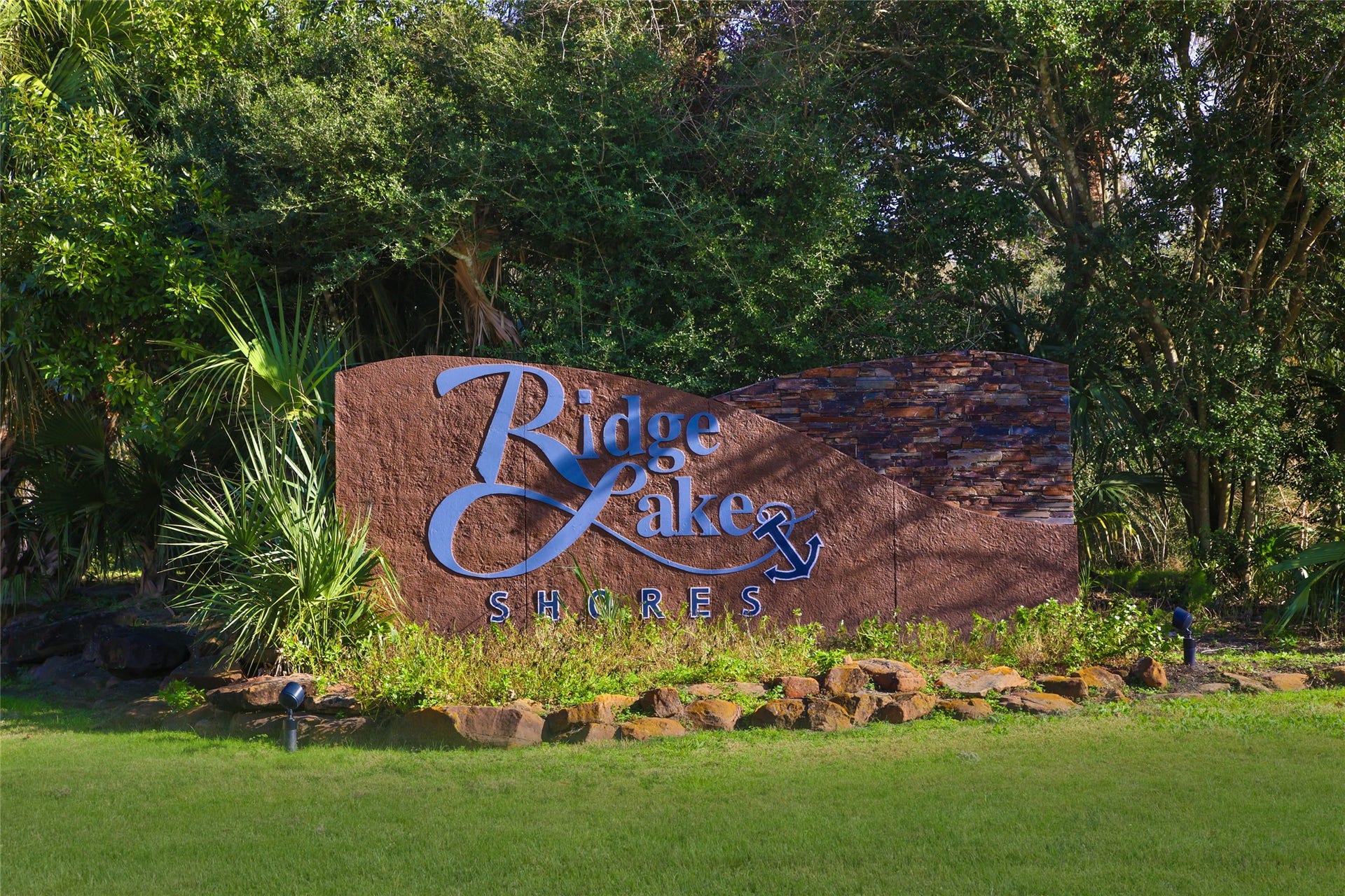 236 Lakeside Hills Drive, Montgomery, TX 77316 Amenities include Ridge Lake and Trophy Lake which are private lakes used year around for fishing, boating and water sports, and a park at each lake. The largest park at Ridge Lake has a large beach area, play ground equipment, beach volleyball court, half basketball court, a covered pavilion and covered picnic tables. Both parks have locked access with boat launches, picnic areas, and vehicle and boat trailer parking.