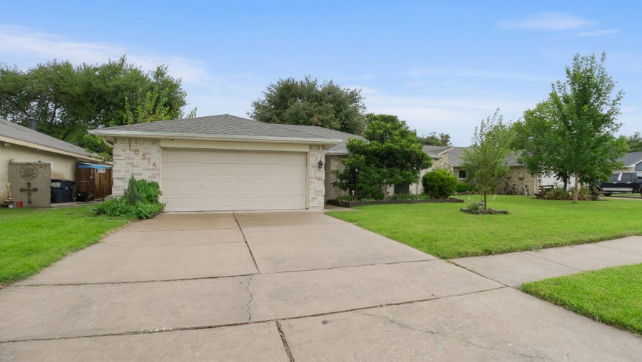 Property photo for 10315 Hollow Canyon Court, Sugar Land, TX