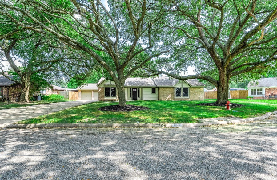 Property photo for 1908 Maxwell Circle, Alvin, TX
