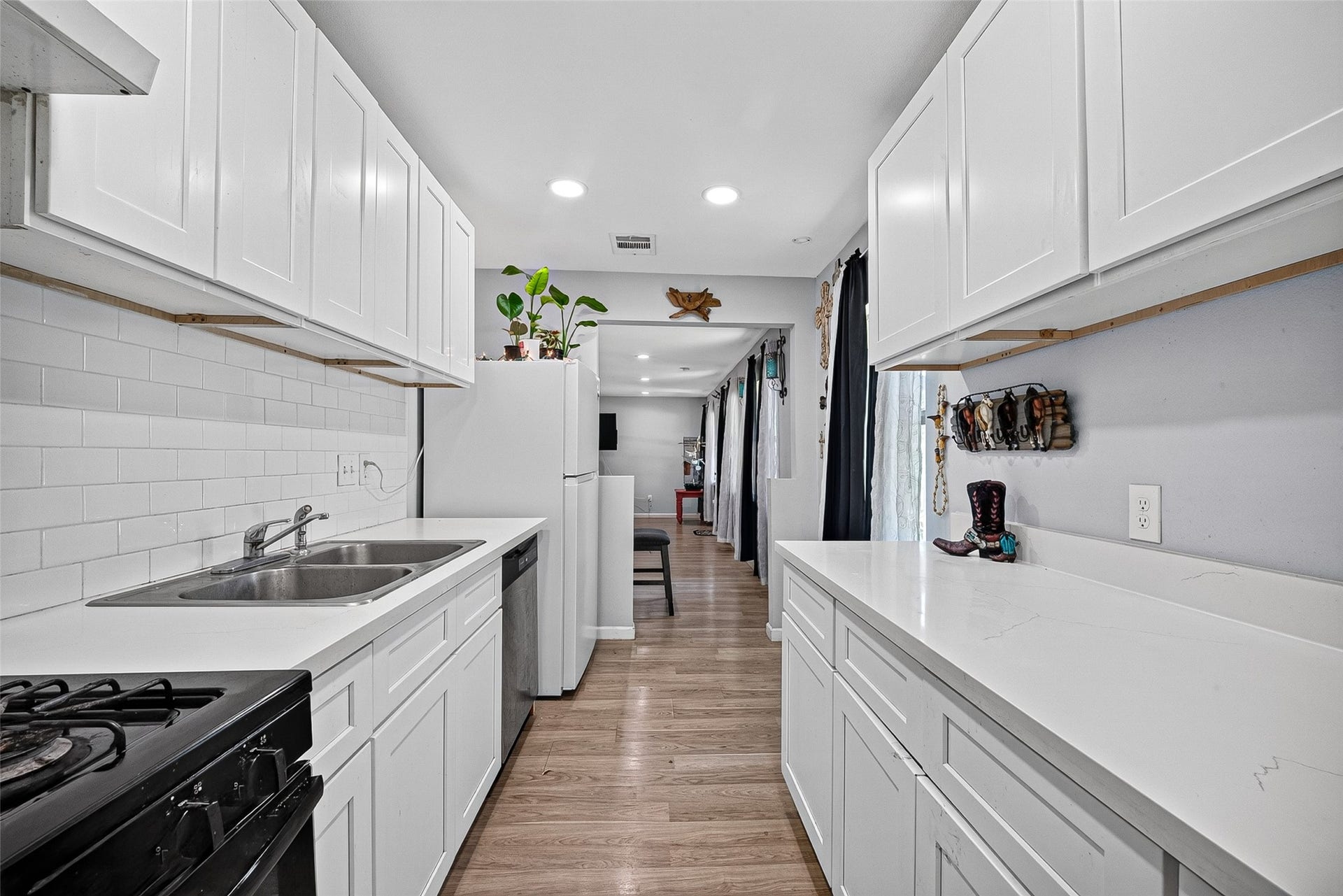 2110 Hillshire Drive, Deer Park, TX 77536 2110 Hillshire Drive, Deer Park, TX 77536