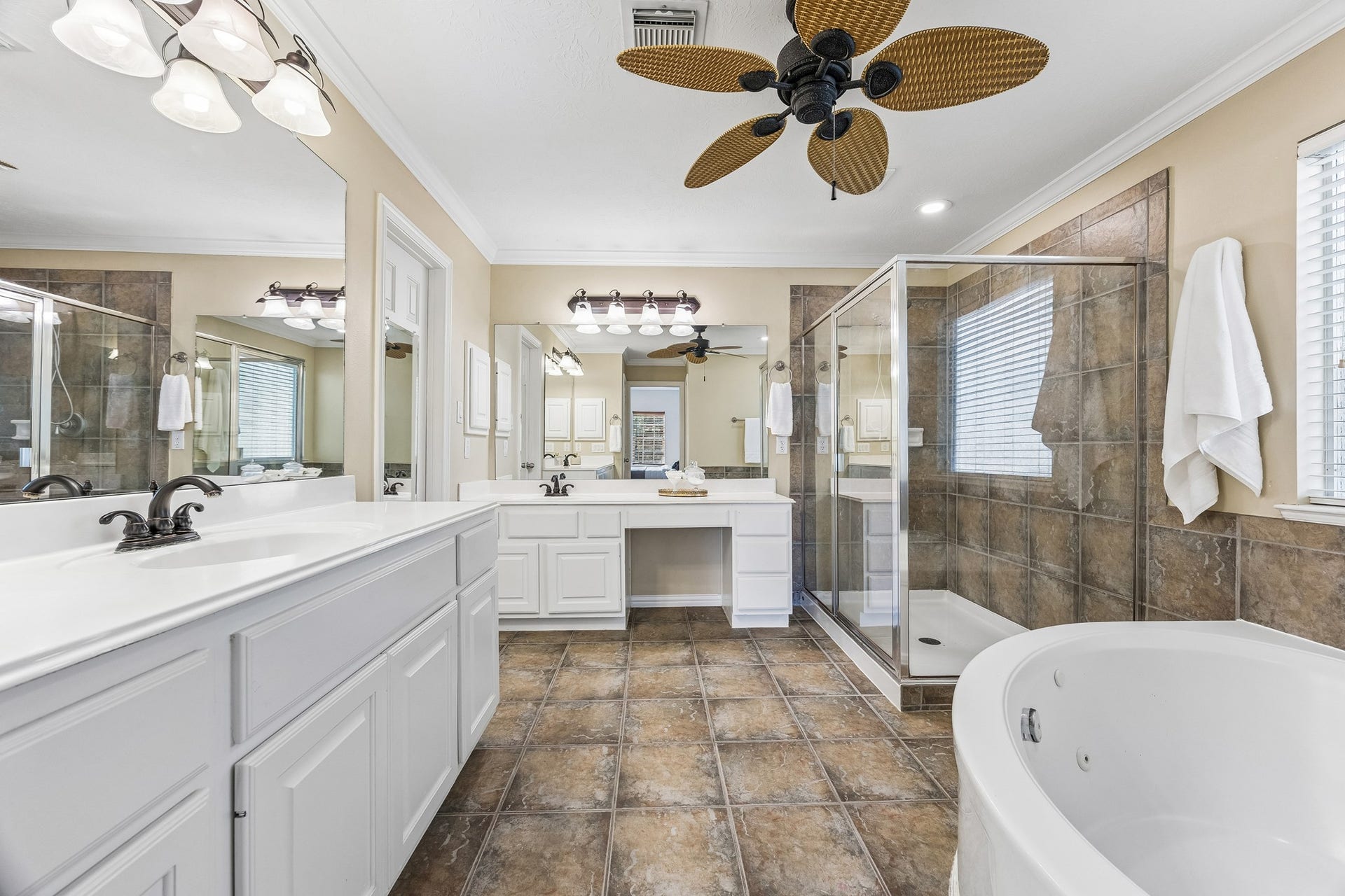 813 Olive Street, Houston, TX 77007 Turn your everyday routine into a little luxury with a soaking tub and spacious vanity.